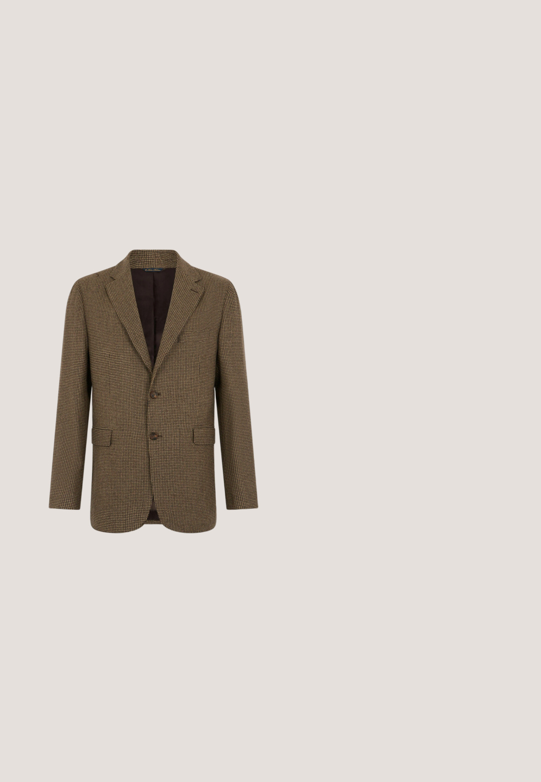 Bruine en beige herensblazer met pied-de-poule patroon, twee knopen, een snotreverskraag en klepzakken aan de voorzijde.; Bruine geribbelde gebreide mouwloze trui met ronde halslijn en GANT-merklabel aan de binnenkant van de kraag.; Witte lange mouwknop-shirt met een mandarin kraag en een enkele borstzak, plat gelegd op een effen achtergrond.; Bruine corduroy broek met een recht ontwerp, voorzien van een knoopsluiting en zijzakken. Zachte textuur met zichtbare ribbelpatroon.; Donkerbruine leren brogues met wingtip-details, gesloten vetersluiting en een lichte houten zool, bekeken vanaf de buitenkant.; Bruine leren schoudertas met een flap-sluiting, zilveren hardware, twee frontgespen en een afneembare schouderband. Glad textuur.