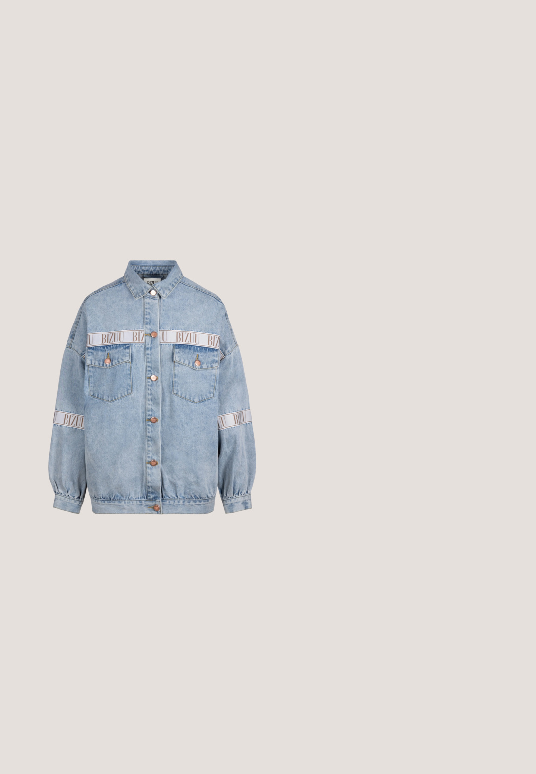Lichtblauwe spijkerjasje met knopen aan de voorkant, twee borstzakken, elastische manchetten en witte banden met de tekst "BIZUU" over de borst en mouwen.; Korte mouwen zwarte denim jurk met knoopsluiting aan de voorkant, twee borstzakken met knopen en een kraag.; Zwarte leren cowboylaars met een spitse neus, enkellengte en een gestapelde hak. Voorzien van decoratieve stiksels en een lusje om aan te trekken.; Zwarte oversized vierkante zonnebril met een gradient grijs glazen. Beschikt over dikke kunststof monturen en slanke armen met een reliëf logo van het merk.; Zwarte leren schoudertas met lange franjes, zilverkleurige gesp en verstelbare band.; Zilveren kettingarmband met een kleine, rechthoekige hanger bezet met heldere kristallen en een driehoekig label bij de sluiting.