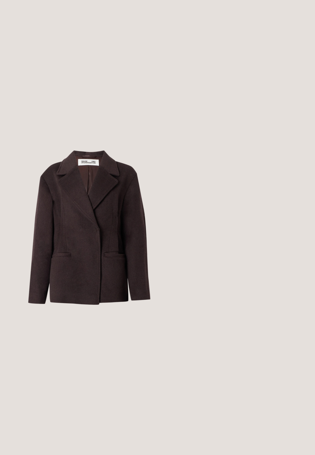 Blazer en laine marron foncé avec larges revers, deux poches avant et une étiquette indiquant Baum und Pferdgarten à l'intérieur du col.; Pull en tricot à manches longues de couleur brun foncé avec col haut côtelé, poignets et ourlet côtelés, présenté sur un fond blanc.; Pantalon marron coupe droite avec plis à l'avant, taille haute et tissu lisse, présenté sur un fond clair.; NEOUS HAMAL - Escarpins à talons hauts - dark chocolate; Sac à main en cuir bordeaux foncé avec motif texturé, poignée supérieure noire, accessoires dorés et bandoulière amovible sur fond blanc.; Boucles d'oreilles en métal doré présentant un design circulaire avec deux sphères, l'une plus grande et texturée, et une petite boule polie en haut.