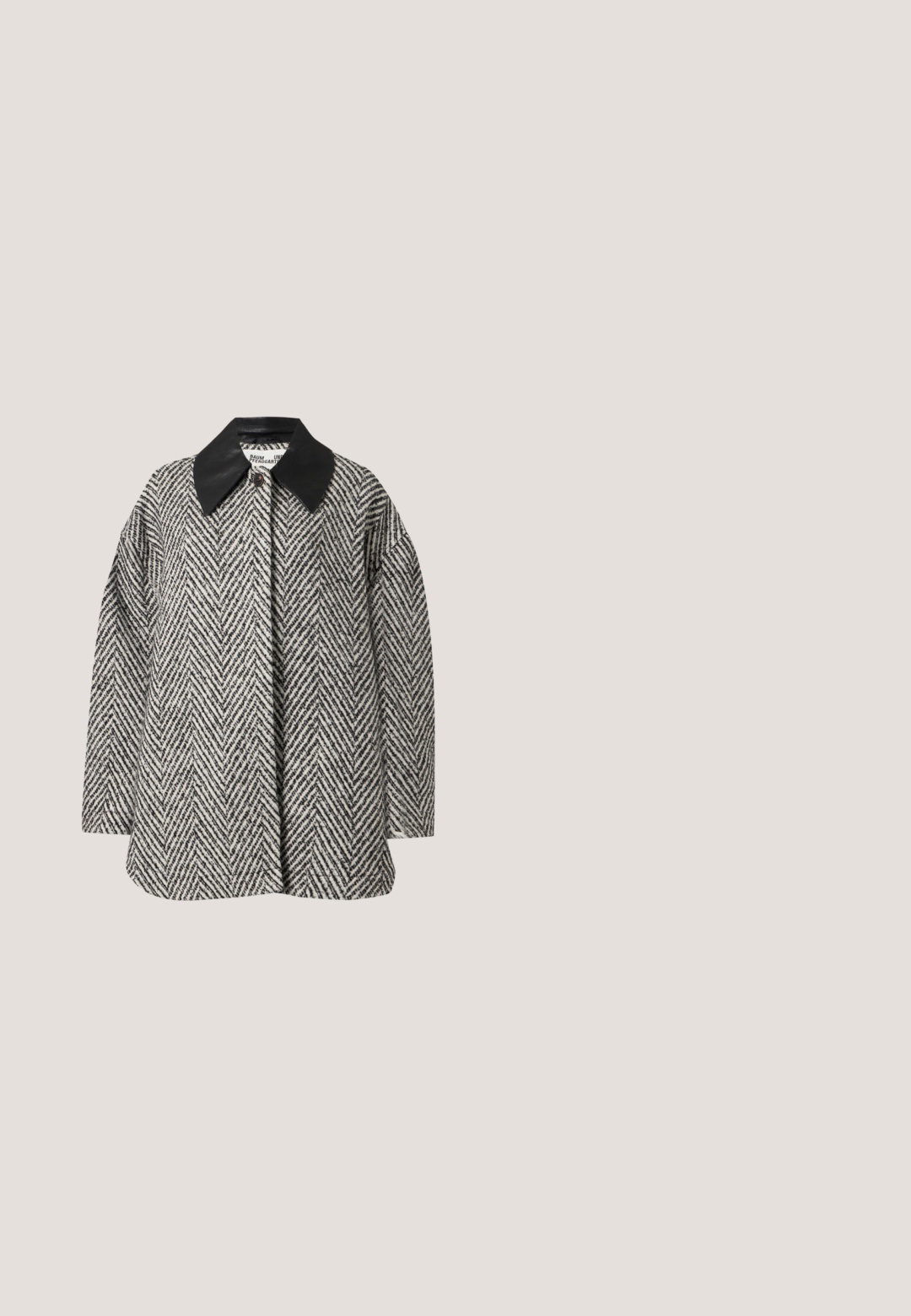 Sort-hvid fiskebenmønstret frakke med lange ærmer og en kontrasterende sort læderspids krave.; Grå strikket sweater med en flæsekrave, lange ærmer og en V-halsudskæring. Har en snøredetalje ved kraven.; Herregrå skræddersyede bukser med lige ben, talje med bæltestropper og skjult frontlukning.; Sorte læderloafer med en tekstureret overdel med nitter og en kraftig gummisål. Designet er en klassisk slip-on stil.; Dyb bourgogne suedetote med brunt læderkant, dobbelte topgreb og teksten "THE TOTE BAG MARC JACOBS" på forsiden.; Sølv blomsterformede øreringe prydet med små klare rhinsten for et struktureret, glitrende udseende.