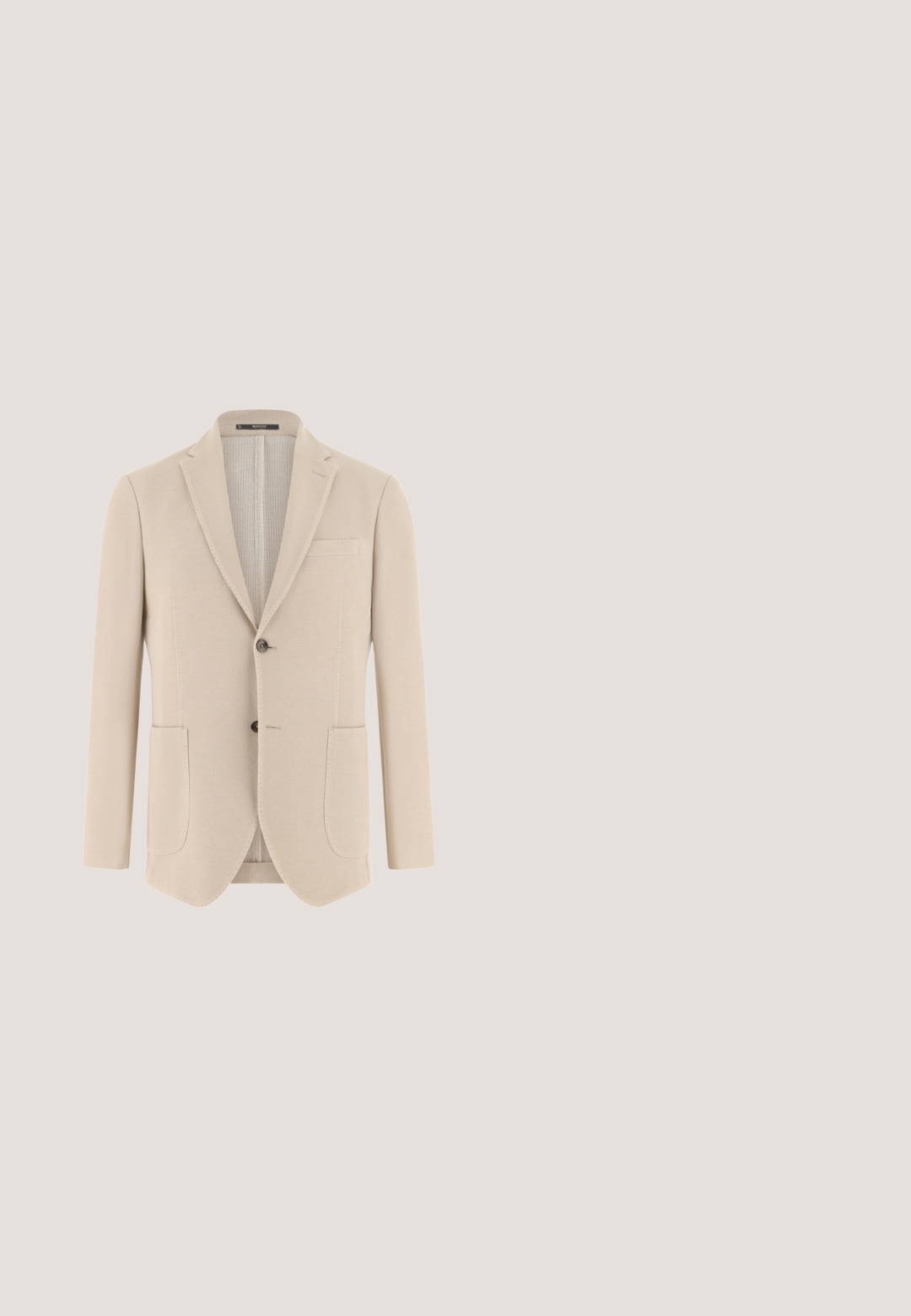 Beiger Herrenblazer mit zwei aufgesetzten Taschen vorne, Zwei-Knopf-Verschluss, Revers mit Kerbkragen und einer Brustleistentasche, präsentiert auf weißem Hintergrund.; Beige langärmliges Hemd mit Knopfleiste, spitzem Kragen und sieben Knöpfen vorne, vor weißem Hintergrund präsentiert.; Beige maßgeschneiderte Hosen aus strukturierter Stoff, mit geradem Bein-Design, vorderen Falten und einem einzigen Knopfverschluss an der Taille.; Braune Leder-Dressschuhe mit abgerundetem Zeh, Schnürdesign, glatter Oberfläche und niedrigem, gestapeltem Absatz. Verfügt über einen subtilen Glanz und kontrastierenden Besatz.; Beige Leinenkrawatte mit schmaler Spitze, die ein weißes Etikett mit dem Buchstaben "B" und dem Markennamen "Boglioli" zeigt.; Brauner Leder-Gürtel mit glatter Oberfläche, ausgestattet mit einer silbernen Doppelschließe und einem Logo-Detail in der Nähe der Schnalle.