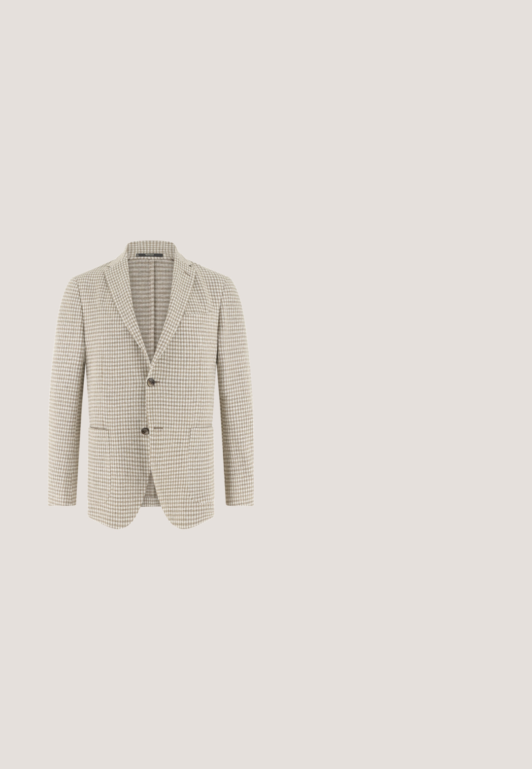 Beige og hvid ternet blazer med to knapper, hakkede revers og forlommer, vist på en hvid baggrund.; Hvid langærmet skjorte med knapper lavet af bomuld, med spids krave, enkelt brystlomme og subtile stikninger.; Grå skræddersyede bukser med en glat tekstur, lige pasform, flad front og bæltesløjfer. Har et subtilt ternet mønster og en kant ned foran.; Sort læder herreloafer med lav hæl, syningdetaljer og metalbiddekoration på vampen, vist i profil.; Sort læderlaptoptaske med to topmærker og en aftagelig skulderrem. Har en frontlomme med lynlås og en glat, mat overflade.; Brunt læderbælte med sølvfarvet rektangulært spænde, to løkker og flere justeringshuller, vist sammenrullet på hvid baggrund.