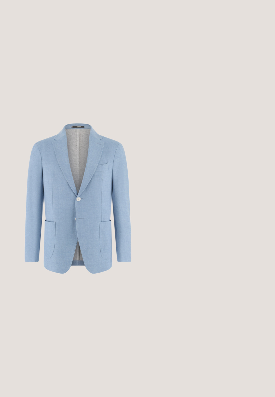 Lichtblauwe herenblazer met inkeping revers, twee voorzakken met klep, twee witte knopen en een borstzak met boord, open voorkant met voering.; Lichtblauw en wit verticaal gestreept overhemd met lange mouwen, manchetten met knopen en een puntige kraag.; Heren rechte marineblauwe formele broek met riemlussen, voorplooi en een subtiel gestructureerd stofpatroon.; Zwarte suède instappers met een lage hak, voorzien van een stoffen band en een decoratieve zilveren gesp. Glad materiaal, ontwerp met spitse neus.; Zwarte leren crossbodytas met een zachte rechthoekige vorm, voorzien van een subtiel geperst logo, stoffen riem en een gladde textuur.; Zwarte leren riem opgerold met een rechthoekige zilveren metalen gesp gegraveerd met het Emporio Armani-logo en tekst.