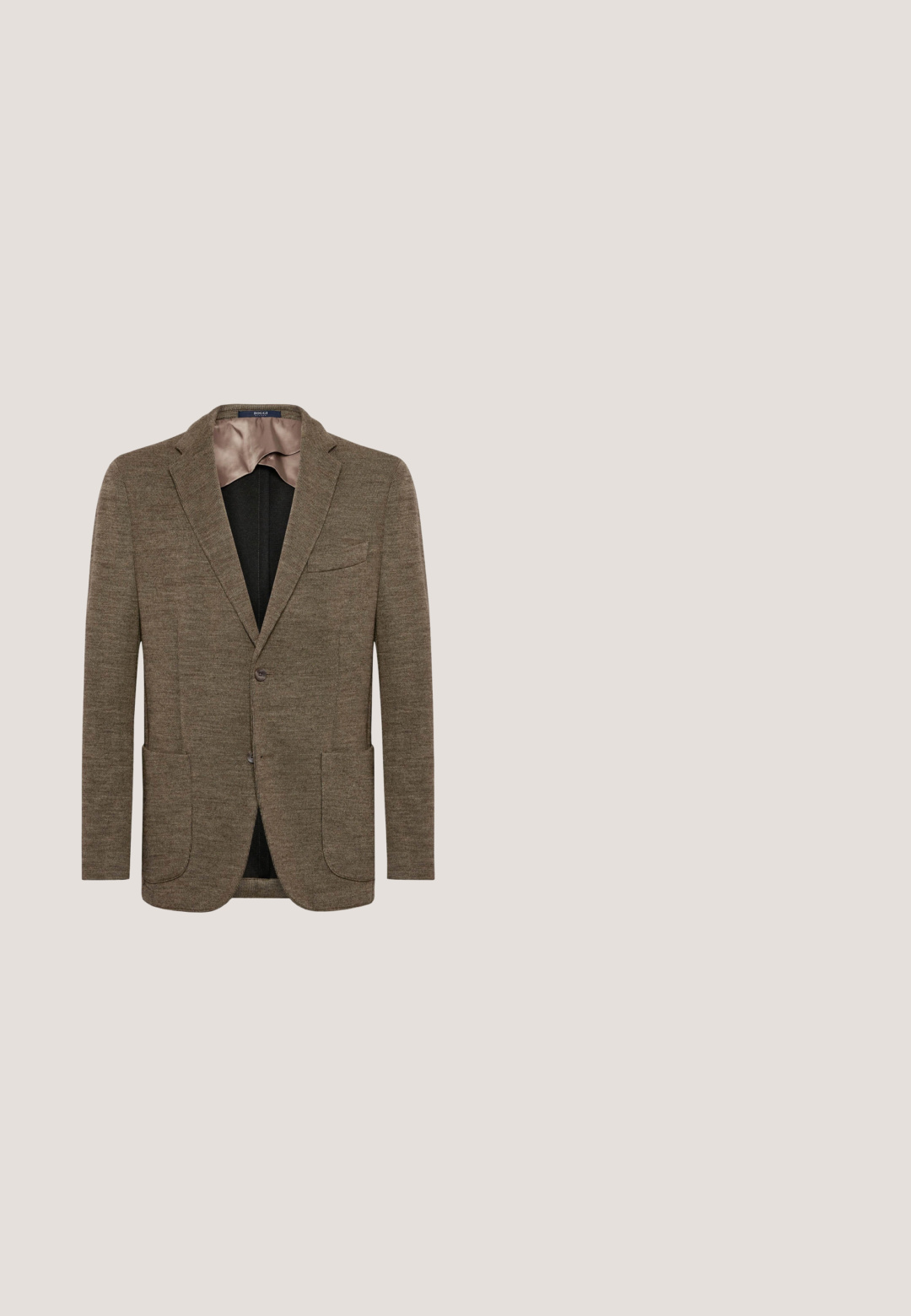 Brauner Wollmischblazer mit Reverskragen, zwei vorderen Taschen und einem einzigen Knopfverschluss. Glatte Innenauskleidung, klassischer Schnitt.; Dunkelbrauner langärmeliger Rundhalsausschnitt-Pullover mit gerippten Bündchen und Saum, auf einem schlichten weißen Hintergrund präsentiert.; Dunkelbraunes langärmeliges Hemd mit spitzem Kragen und weißen Knöpfen vorne, auf weißem Hintergrund dargestellt.; Lindbergh SUPERFLEX KNITTED CROPPED PANT - Chino - deep sand mix; Braune Leder-Oxford-Schuhe mit glatter Textur, runder Zehenform, fünf Ösen-Schnürdesign und dezenten Nähdetail entlang der Nähte.; Emporio Armani Gürtel - marrone