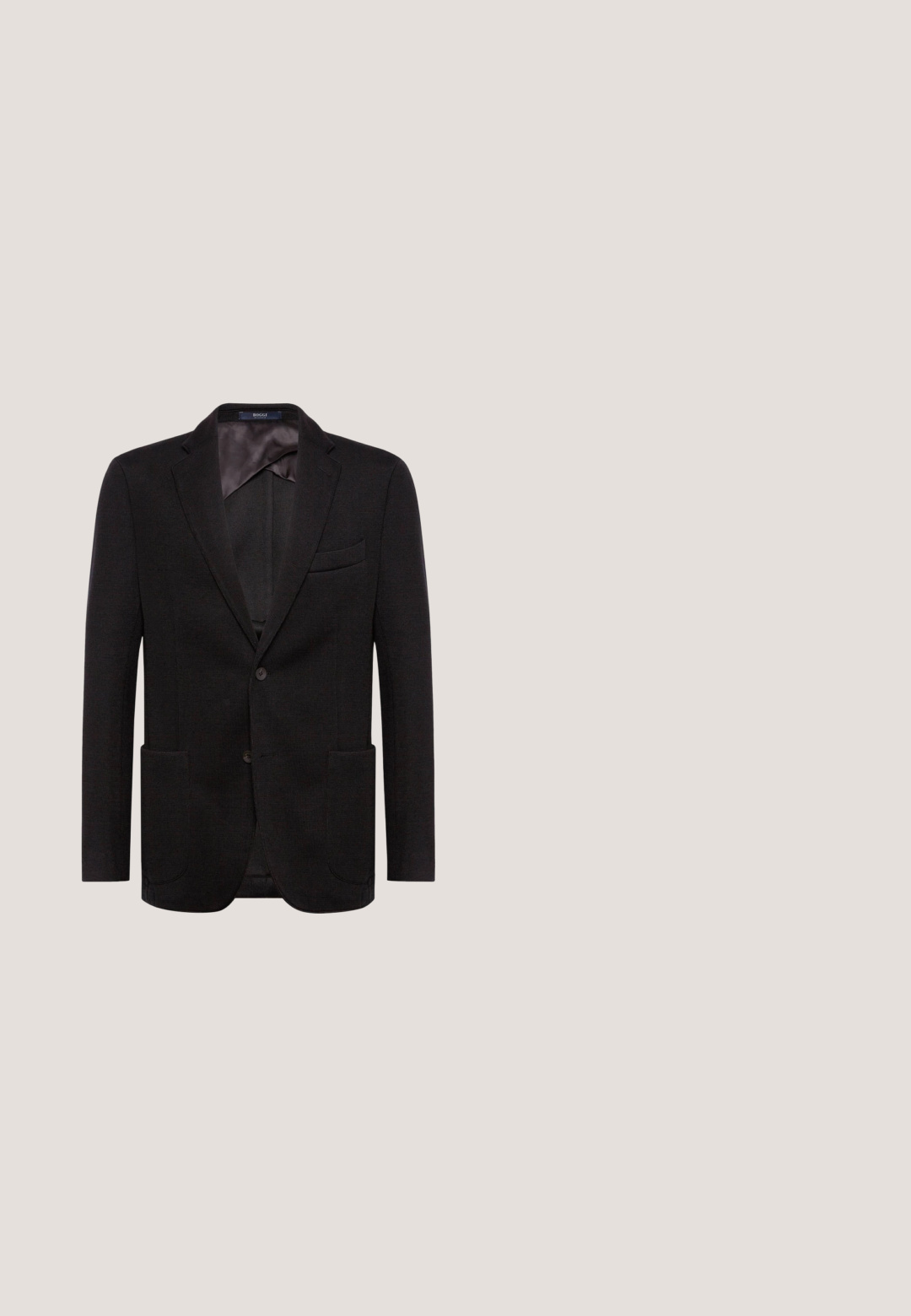 Schwarzes Blazer aus einem strukturierten Stoff, mit einem Ein-Knopf-Verschluss, zwei vorderen Taschen, Reverskragen und einem glatten Innenfutter.; Weißes Langarmshirt aus glattem Stoff, mit klassischem Kragen und Knopfverschluss, mit einem dezenten, strukturierten Detail am inneren Kragen.; Schwarze formelle Hose mit Gürtelschlaufen, Frontknopf und Reißverschluss, vor weißem Hintergrund dargestellt.; Schwarze Leder-Loafers mit abgerundeter Spitze, ausgestattet mit einem dekorativen Quasten-Detail und feiner Naht entlang der Seite. Glatte Textur und Schlupfdesign.; Schwarze Leder-Umhängetasche mit strukturierter Oberfläche, ausgestattet mit einem Reißverschluss oben, verstellbarem Riemen und eingeprägtem Logo-Detail.; Schwarzer Ledergürtel mit einer silbernen rechteckigen Metallschnalle und einer einzelnen Schlaufe zum Befestigen.