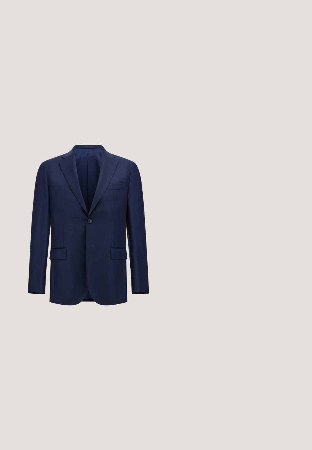 Marineblaue Blazer aus strukturiertem Stoff, mit einem Knopfverschluss, zwei Vorderaschen und einem spitz zulaufenden Revers.; Weißer Pullover mit Zopfmuster, langen Ärmeln, Rippbündchen an Ärmelenden, Saum und Kragen, von hinten vor einem einfarbigen Hintergrund dargestellt.; Langärmliges kariertes Hemd in Weiß und Marineblau, mit einem Knopfkragen und Holzknöpfen, ganz in einem karierten Muster.; Nahaufnahme von beigen Hosen mit Knopfverschluss kombiniert mit dem Saum eines marineblauen, kabelgestrickten Pullovers.; Braune Lederloafer mit Quaste, runder Zehenform und minimalistischem Design. Verfügt über eine schwarze Gummisohle und eine durchgängig glatte Textur.; Dunkelbrauner Ledergürtel mit antiker Messingschnalle und zwei Schlaufen, von denen eine mit Tommy Jeans graviert ist, zusammengerollt auf weißem Hintergrund.