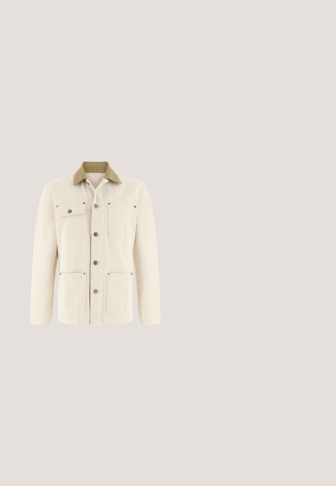 Veste couleur crème avec quatre poches frontales, fermeture à boutons et col contrastant de couleur marron clair.; Chemise beige à manches courtes avec boutons, col pointu et tissu subtilement texturé, style unisexe, présentée sur fond blanc.; Shorts beige en tissu lisse ; dotés d'une fermeture à bouton, de passants de ceinture et d'un design avant épuré avec des ouvertures de jambes droites.; Bottine Chelsea en daim beige avec panneau latéral élastique noir et talon bas noir, présentée de l'extérieur sur un fond blanc.; Lunettes de soleil rectangulaires avec des verres vert foncé, monture en métal doré et branches en écaille de tortue. Plaquettes de nez transparentes pour un confort optimal.; Ceinture tressée en daim marron clair avec une boucle rectangulaire en métal argenté, roulée sur un fond uni clair.