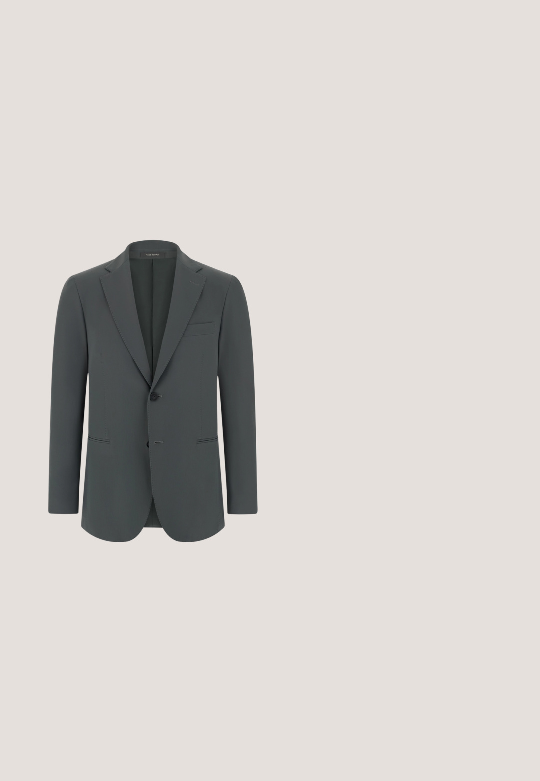 Blazer homme gris foncé à simple boutonnage avec revers crantés, deux boutons devant et trois poches, présenté sur fond blanc.; Chemise blanche avec fines rayures verticales noires, manches longues, fermeture boutonnée devant et col pointu.; Pantalon gris en tissu tissé, doté d'une coupe slim, de deux poches avant et d'une fermeture à bouton unique à la taille.; Chaussure habillée en cuir noir avec un orteil arrondi, texture lisse, laçage à six œillets et talon plat avec un léger éclat.; Cravate gris clair avec de petits pois foncés uniformément espacés, présentée à plat sur un fond blanc.; Ceinture en daim gris avec boucle en métal mat gravée « BOSS », enroulée sur un fond blanc.