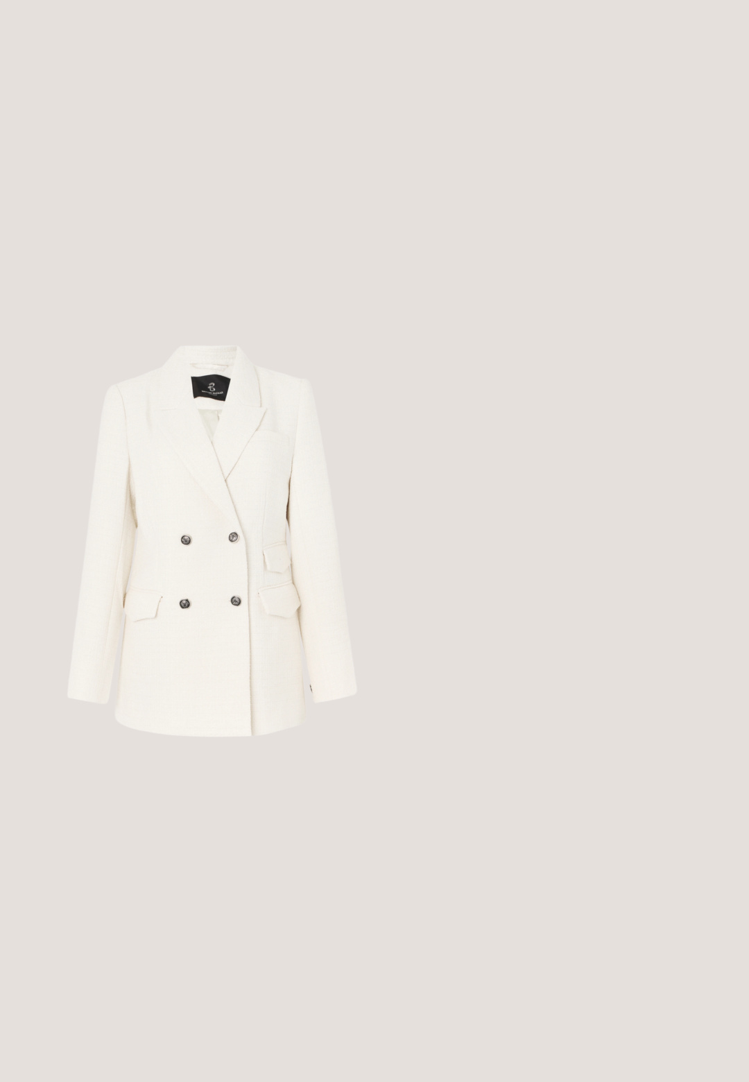 Blazer à double boutonnage en tissu blanc texturé. Présente des boutons en métal noir, deux poches avant et un revers cranté.; BOSS FESKIES - Débardeur - light beige five; Pantalon beige taille haute à jambes droites, avec passants de ceinture et plis à l'avant, présenté sur fond blanc.; Escarpin en cuir beige à talon haut avec un bout pointu et un détail découpé sur le côté, possédant un talon stiletto fin pour le soutien.; Sac à main rectangulaire beige Valentino avec logo doré et bandoulière ajustable sur fond blanc.; Petites boucles d'oreilles créoles lisses de couleur or avec une forme arrondie légèrement effilée, présentées sur un fond blanc.
