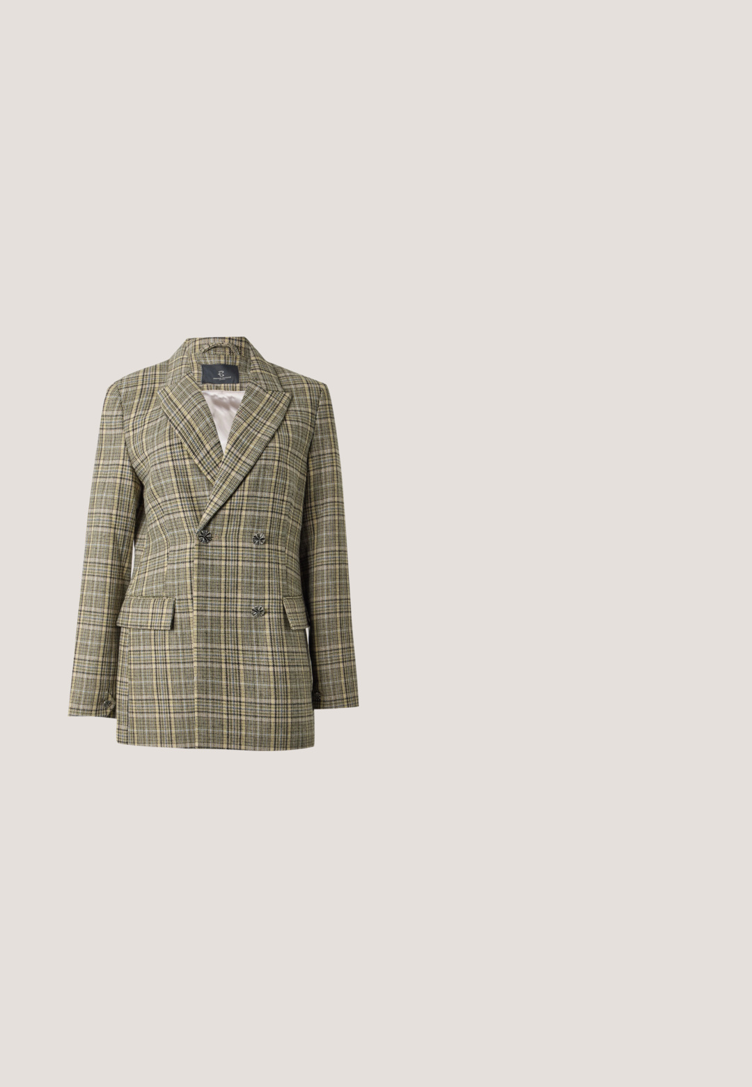 Doppelreihiger Blazer mit beige-braunem Karomuster, Revers mit Kerbe, vorderen Klappentaschen und dekorativen Metallknöpfen.; Weißes langärmliges Oberteil mit strukturiertem, gewebtem Muster. Rundhalsausschnitt und taillierte Passform. Weicher Stoff mit leichtem Glanz.; Helle blaue Denim-Hosen mit weitem Bein und hoher Taille, ausgestattet mit vier Taschen, einem Knopfverschluss und dezentem Verblassen des Stoffes.; Braune Slingback-Sandale mit offenem Zehenbereich und einem markanten runden, zweiteiligen Holzabsatz vor hellem einfarbigem Hintergrund.; Graue Lederhandtasche mit abgerundeter Form, oberem Verschluss mit zwei großen silbernen Kugeln und einem einzelnen Trageriemen.; Goldfarbene Creolen mit einer kurvenreichen, unregelmäßigen Form und einer glatten, polierten Oberfläche. Keine sichtbaren Beschläge oder Accents.