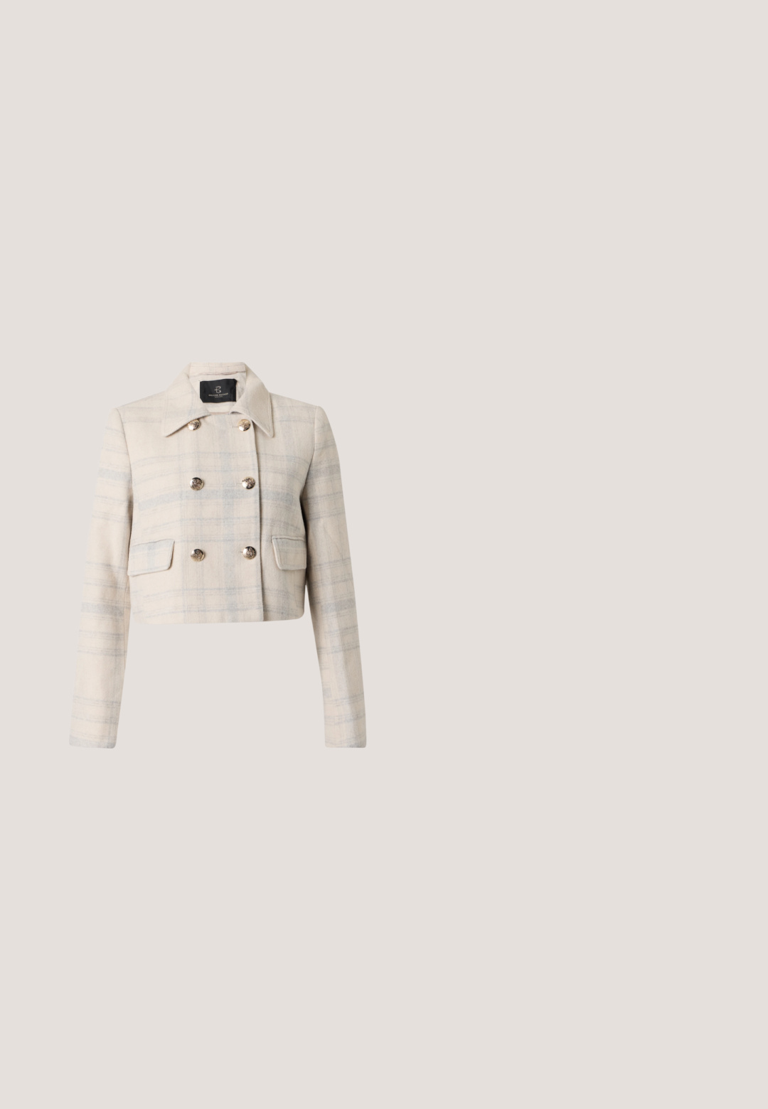 Veste courte crème à double boutonnage à carreaux avec boutons métalliques et poches à rabat à l’avant sur fond blanc.; Robe longue vert foncé à une épaule avec un grand nœud décoratif sur l'épaule et une silhouette ajustée froncée.; Escarpin slingback à talon haut pointu beige avec tige en mesh et boucle décorative en strass sur le devant.; Lunettes de soleil écaille de tortue avec verres foncés, forme carrée, accents dorés et trois détails décoratifs géométriques sur les branches.; Petit sac pochette métallique dorée avec fermoir argenté et chaîne sur un fond clair uni.; Bracelet ton or avec des cristaux clairs en forme de fleurs et en forme de goutte d'eau disposés symétriquement autour d'un fermoir avec une plaque de marque.