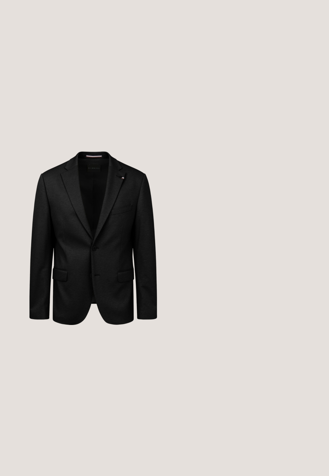 Schwarzer Blazer aus strukturiertem Stoff mit einreihigem Schnitt, Kellerfaltenrevers, zwei Fronttaschen und einem dezenten Markendetail.; Schwarzes Langarmhemd aus glattem Stoff, mit einer durchgehenden Knopfleiste, Kragen und dezentem besticktem Logo auf der Brust.; Graue maßgeschneiderte Hose mit einer subtilen Textur, die über einen Frontknopfverschluss, Gürtelschlaufen und ein gerades Bein-Design verfügt.; Schwarzer Herrenschuh aus Leder mit Schnürverschluss und niedrigem gestapeltem Absatz, seitlich vor weißem Hintergrund gezeigt.; Schwarze rechteckige Umhängetasche mit Frontreißverschlusstasche, verstellbarem Schulterriemen und dezentem Markenlogo auf dem Reißverschluss-Paneel.; Schwarzer Leder Gürtel mit glatter Textur, ausgestattet mit einer silbernen Metallschnalle und mehreren Löchern zur Größenanpassung. Klassisches rechteckiges Design.