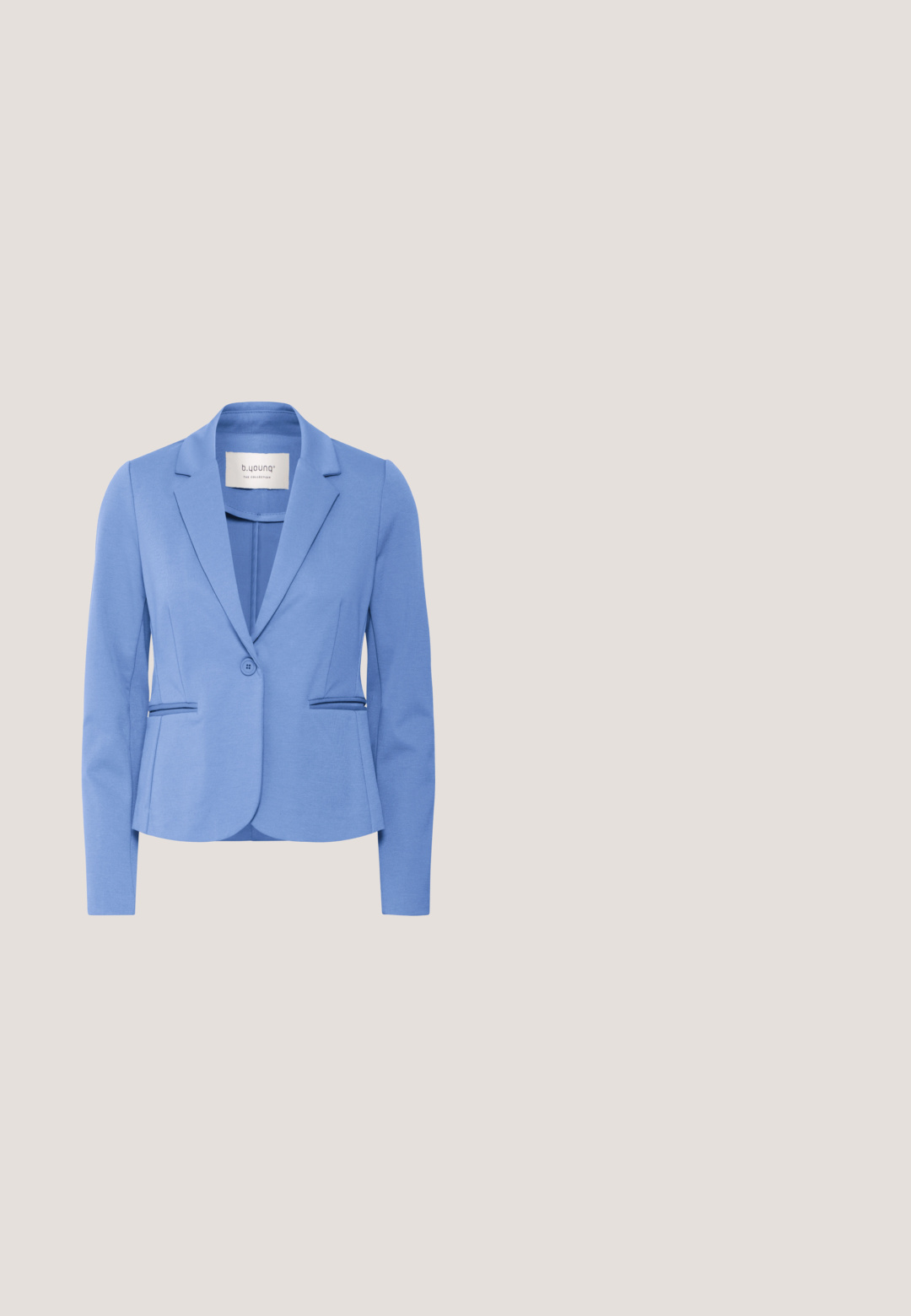 Lyseblå skræddersyet blazer med enkeltknapslukning, notched revers, lange ærmer og slidserlommer på hver side.; Lyseblå cropped skjorte lavet af bomuld; har korte ærmer, en krave, frontknapper og en flæse i bunden.; Lyseblå vide bukser lavet af strækbart stof, der har en flad front med to sidelommer og pæne syninger. Glat tekstur.; Hvid sneaker med en skinnende sølvaccent, der har en glat læderoverdel, rund tå, seks snørrehuller og en flad gummisål.; Hvid lædertaske med struktureret design, enkelt topgreb og justerbar skulderrem. Har minimalistiske hardware-accenter.; To stablede sølvringe, den ene med en glat oval flade og den anden med en firkantet flade med en solstrålegravering.