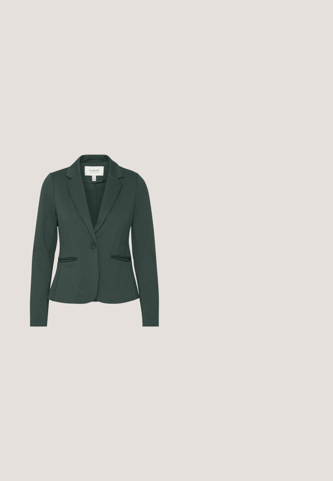 Dunkelgrüner Blazer aus glattem Stoff, mit Reverskragen, einem einzigen Knopfverschluss und zwei vorderen Taschen mit Detailverzierung.; Schwarzes, kurzärmeliges, geripptes Strickoberteil mit Rundhalsausschnitt und vier Druckknöpfen in der Mitte vorne.; Schwarz gestreifte Hose mit elastischem Bund und geradem Bein. Verfügt über eine seitliche Tasche mit Klappe und besteht aus einem glatten Stoff.; Schwarzer Leder-Mokassin mit glatter Textur, runder Zehenform und einem dekorativen Schnallenakzent auf dem Schuhblatt. Flacher, niedriger Absatz.; Schwarze rechteckige Aldo-Handtasche mit zwei langen Riemen und einem pinkfarbenen Flamingo-Schlüsselanhänger auf neutralem Hintergrund.; Ohrstecker in Goldfarbe mit zwei tropfenförmigen klaren Steinen und drei glatten, abgerundeten Metallstücken. Polierte Oberfläche.