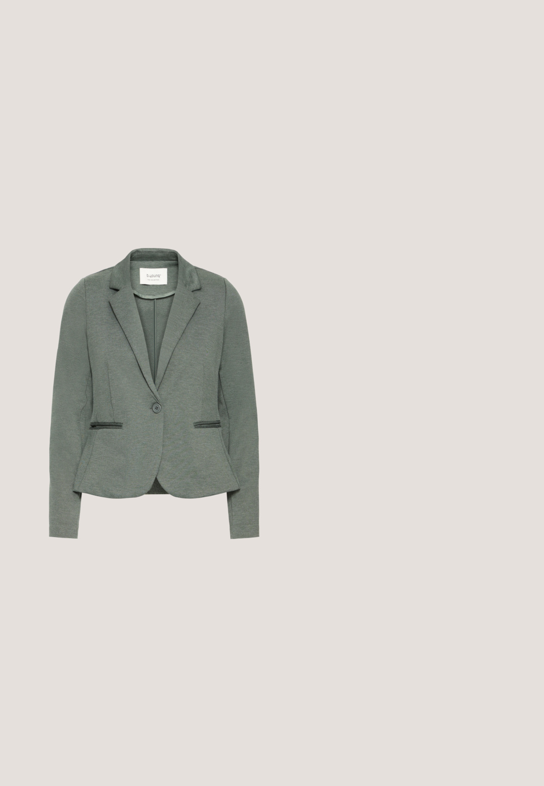 Blazer de mujer gris claro hecho de tela texturizada. Presenta un cierre de un solo botón, solapas de muesca y dos bolsillos frontales.; Camiseta blanca de manga corta con cuello redondo, fabricada en un material suave y ligero, con un ajuste holgado. Sin patrones ni acentos notables.; Pantalones deportivos gris oscuro con cintura elástica, cordón ajustable, bolsillos laterales y puños acanalados en los tobillos.; Zapatillas de color beige claro con detalles en verde menta, material de ante, punta redonda, diseño con cordones y suela de goma blanca con un detalle metálico.; Bolso de cuero verde claro tipo bandolera con dos compartimentos con cremallera, correa ajustable y detalles en hardware plateado. Textura suave y forma redondeada.; Diadema de malla beige con superficie texturizada de patrón de diamante; diseño flexible; cuenta con una etiqueta negra con el nombre de la marca.