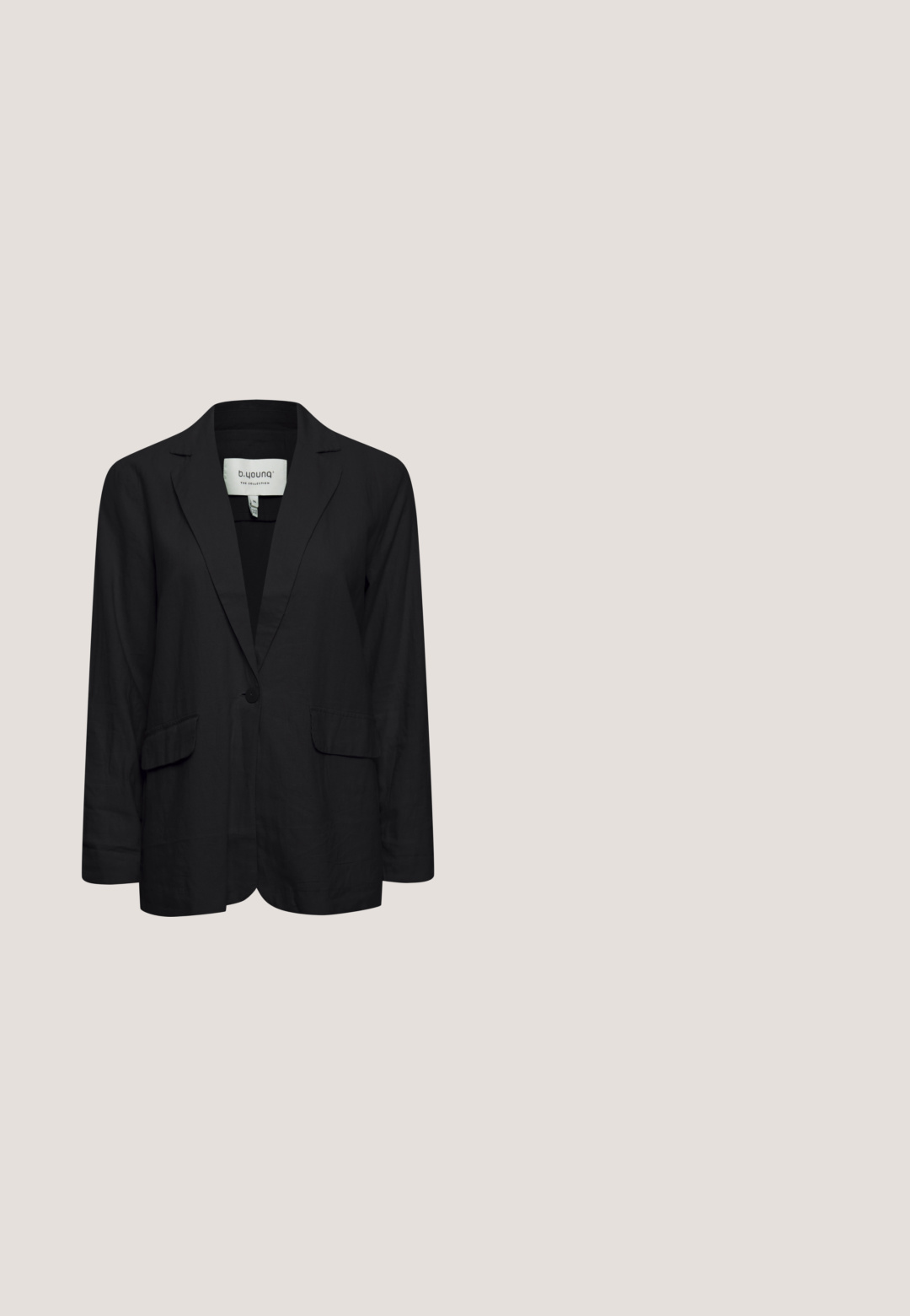 Blazer noir avec une texture lisse, fermeture à un bouton, revers crantés et deux poches à l'avant. Conception simple avec une coupe ajustée.; Débardeur noir à fines bretelles, avec un bord en dentelle au niveau du décolleté et un détail en dentelle à motif dans le dos. Tissu lisse et léger.; Pantalon noir ample avec taille élastique et fermeture par cordon, coupe droite, adapté pour un usage décontracté.; Sandale en cuir noir avec des brides croisées, talon style liège, semelle plate, texture lisse et détails cousus. Design élégant avec des accents minimalistes.; Sac cabas en paille tissée beige avec garniture noire en haut et en bas, doté de deux poignées tressées de longueur moyenne.; Boucles d'oreilles en argent présentant un design abstrait distinctif avec des formes irrégulières et une finition brillante. Comprend une attache à tige pour fixation.