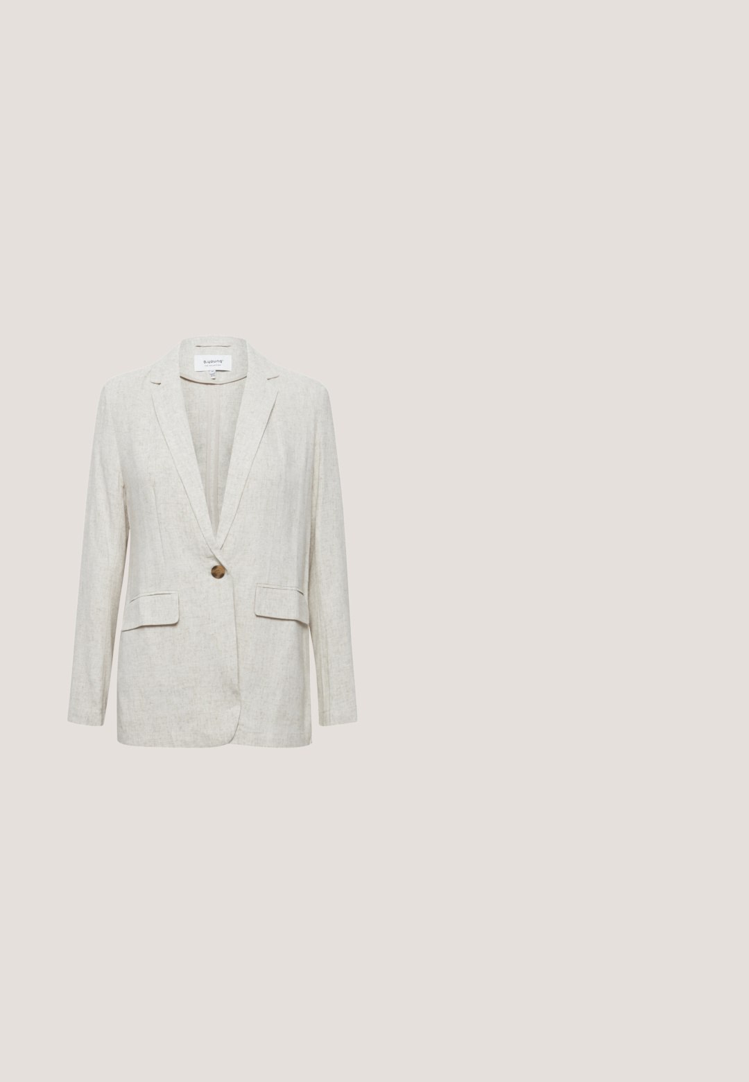 Lys beige linned blazer med klapkrave, enkelt knaplukning og to frontlommer med struktureret finish.; Hvid, kortærmet skjortekjole lavet af blødt, tekstureret stof. Har en knaplukning foran og en klassisk krave, med en afslappet pasform og sideslids.; Beige espadrille med en vævet tekstil ankelrem, lukket tå og en jutesnoreindpakket kilehælt. Glat stofoverdel og naturlig rebdetaljering.; Firkantede solbriller med mørke gradientlinser og stel samt stænger med skildpaddemønster på ensfarvet baggrund.; Vævet beige håndtaske med to håndtag, lang rem, åben vævning og "VANESSA BRUNO" broderet i sort på forsiden.; Perle drip ørebøjler med en poleret overflade, udstyret med en sølvfarvet løftelås og runde, hvide perler. Enkel, klassisk design.