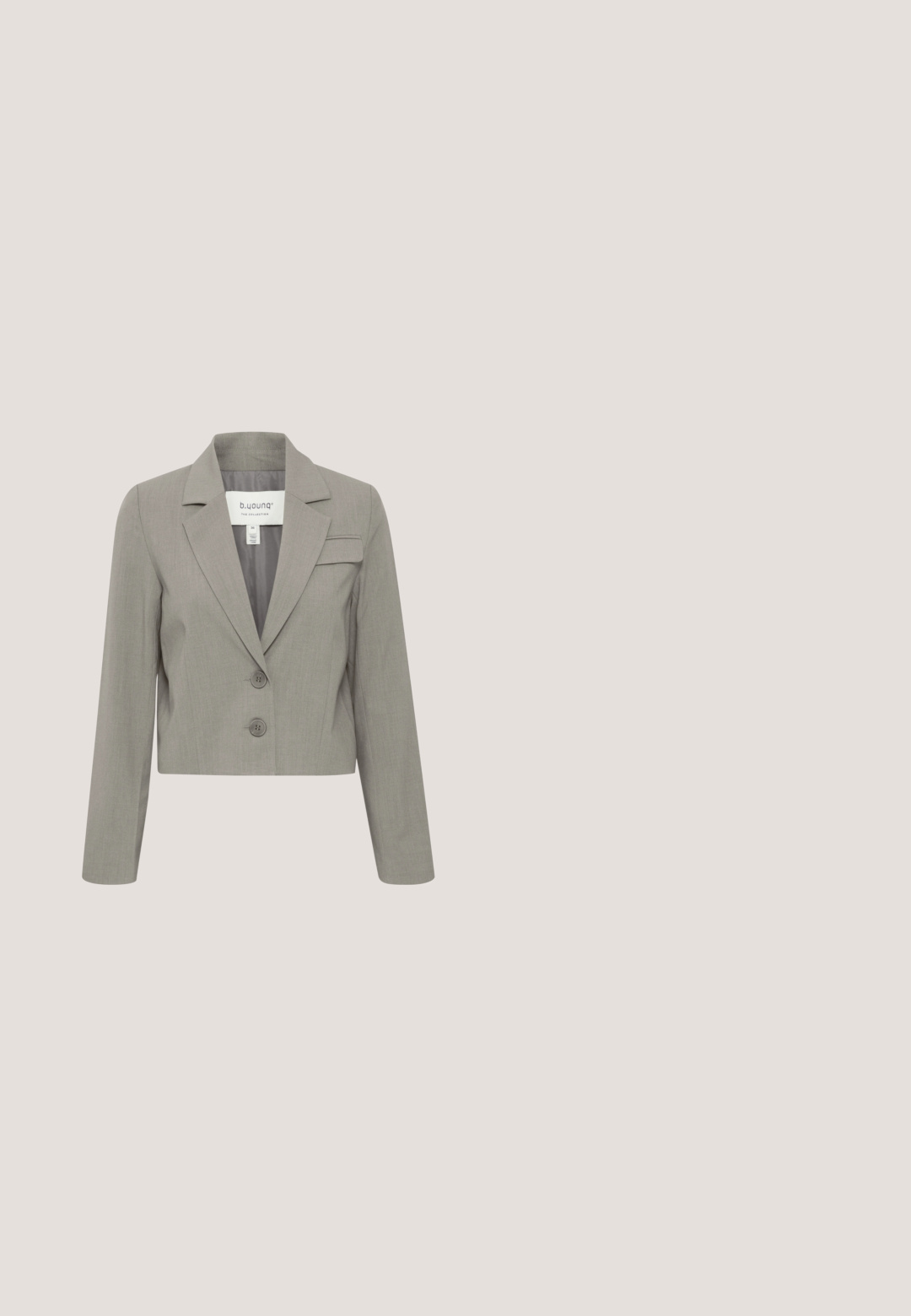 Grå cropped blazer med klapkrave, to forreste knapper og en enkelt lomme på venstre side. Glat stof med en subtil tekstur.; Grå strikket kortærmet sweater med rund halsudskæring og ribbede manchetter. Stofretningen har en glat tekstur og et enkelt, rent design.; Grå linned brede bukser med høj talje, udstyret med snørre, folder foran og en blød, struktureret finish.; Grå ruskinds sneakers med hvide detaljer, rund tå, flade snørebånd og en tykk hvid sål med teksturerede mønstre.; Lysegrå skuldertaske med glat tekstur, udstyret med justerbar rem og diskret branding. Simpelt design med minimale hardware-accenter.; Sølv kæd necklaces med stjerneformede vedhæng. Har et delikat design og justerbar lukning med en kæde forlængelse for tilpasning.