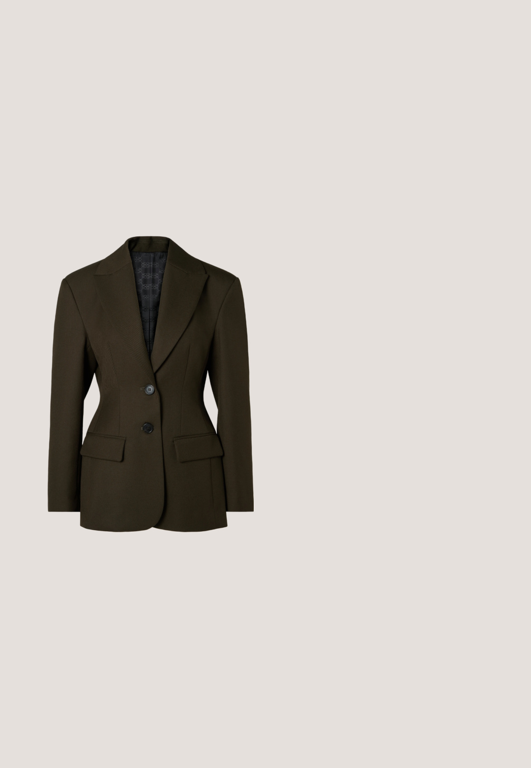 Olivengrøn skræddersyet blazer med slidsekrave, enkelt knaplukning, to forlommer og struktureret stof. Det foret indre har et subtilt mønster.; Blomstret kjole lavet af letvægtsstof, med firkantet halsudskæring, korte puffærmer, elastisk talje og en beige baggrund med røde blomster.; Sort læderpump med spids tå, lav kitten hæl og glat finish, vist fra siden på en ensartet lys baggrund.; Sort lædertaske med runde håndtag og en frontlomme med klap, sikret med en guldbuton, præget med et lille mærkenavn.; Sorte læderhandsker med ruskindsdetaljer, der har en glat overflade, lige fingre og et logo. Klassisk design med en tætsiddende manchet.; Perlekæde bestående af runde, hvide perler med en skinnende finish. Det har en lås og justerbar længde med en metal kæde.
