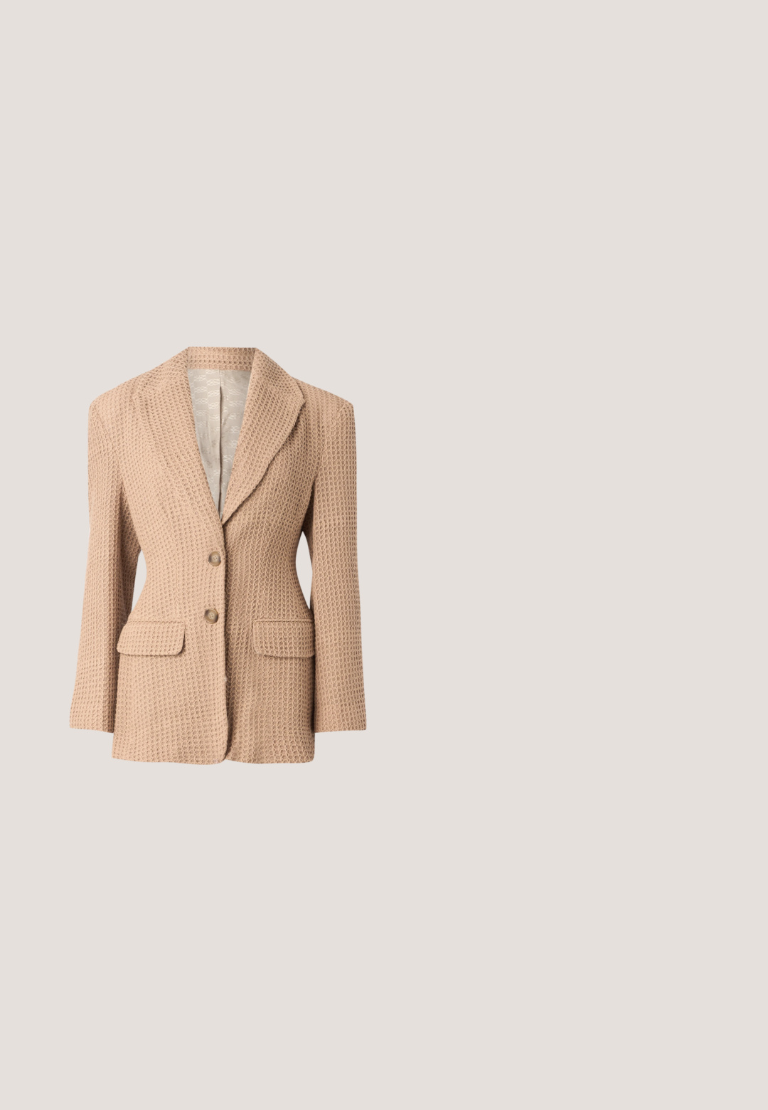 Beige, tekstureret blazer med et vævet mønster, knækket revers, to forlommer og to knapper. Fóret indvendigt i en lys farve.; Beige strikket ærmeløs sweater med diamantmønster, ribbet krave og kant, lavet af blødt materiale for komfort. Mærket er synligt indeni.; Hvid langærmet skjorte med knapper, med en bølget krave og knappede manchetter, vist på en hvid baggrund.; Plisseret nederdel i cremefarvet stof; har en blød tekstur, mellemlang design og symmetriske plisseringer, der strækker sig fra taljen til kanten.; Brune læder loafers med rund tå, og en dekorativ rem over toppen, samt en lav, struktureret sort gummihæl.; Brun læderhåndtaske med dobbelte håndtag, aftagelig rem, guldfarvet "MK" charme og Michael Kors-logo foran.