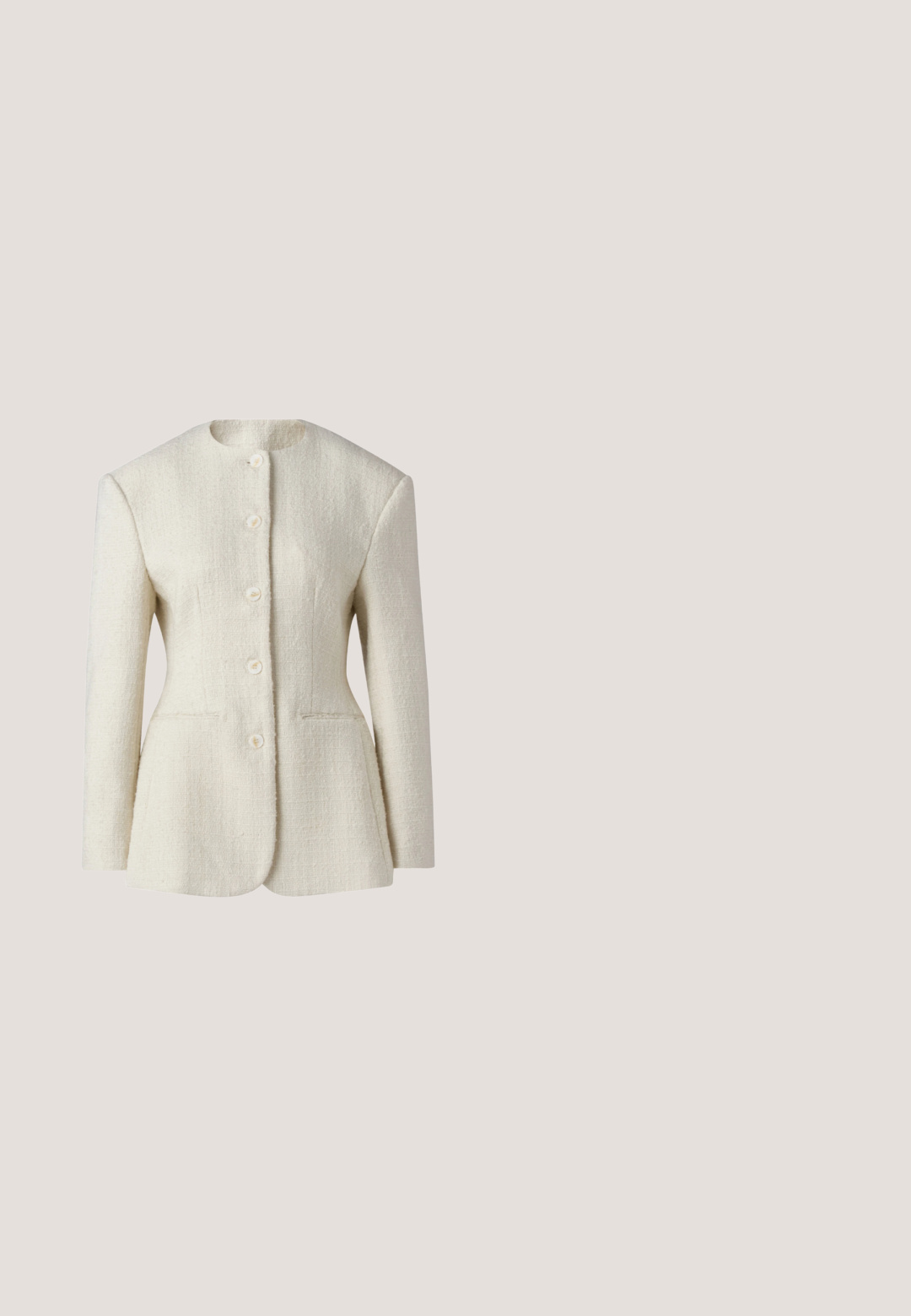 Kvinders blazer i flødefarve med tekstur, lange ærmer, rund halsudskæring og fem knapper foran.; Cremefarvet kabelstrikket ærmeløs sweater med V-udskæring og ribbet kant. Har et tekstureret mønster og et logomærkat på udskæringen.; Langærmet, lysebeige skjorte lavet af tekstureret stof med knaplukning foran med metalliske knapper og en klassisk krave.; Lang hvid plisseret nederdel med sidelukning med spænde, vist fladt mod en hvid baggrund.; Pavement SHELLY - Loafers - tan; Brun læderhåndtaske med tophåndtag, aftagelig skulderrem og guldfarvet rektangulært spænde på frontremmen.