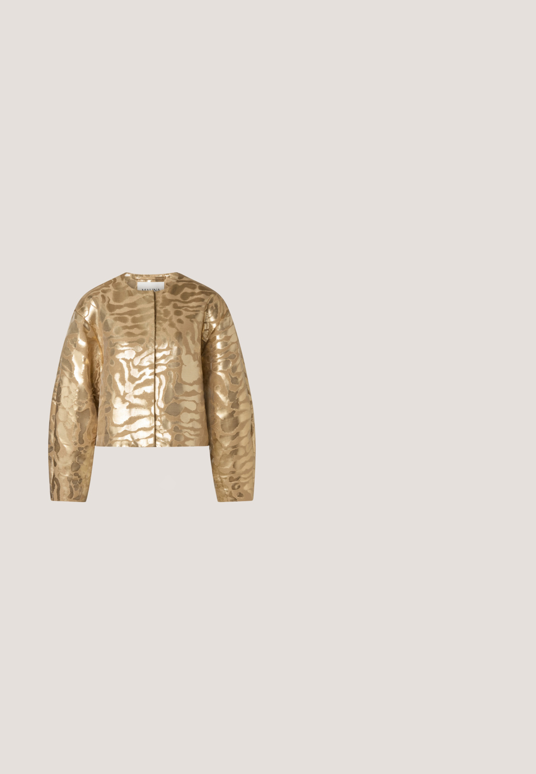 Gouden metallic jas met subtiel dierenprintpatroon, lange mouwen, ronde hals en verborgen frontsluiting.; Eén-schouder jurk gemaakt van zachte stof met een luipaardprint in tan, zwart en bruin, met gerimpelde details aan één zijde.; Gouden sandalen met hoge hakken en een puntige neus, metallic afwerking, slanke enkelband en gestructureerde hak. Elegante ontwerpen met minimale accenten.; Kat-oog zonnebrillen met een schildpadpatroon, donkerbruine lenzen en gladde kunststof monturen. Merken zichtbaar aan de binnenkant van de pootjes.; Gouden clutch met afgerond rechthoekig reliëfpatroon en een kleine kettingriem op een effen achtergrond.; Een paar gouden creolen met afgeronde kraaldetails langs de buitenrand op een lichte achtergrond.