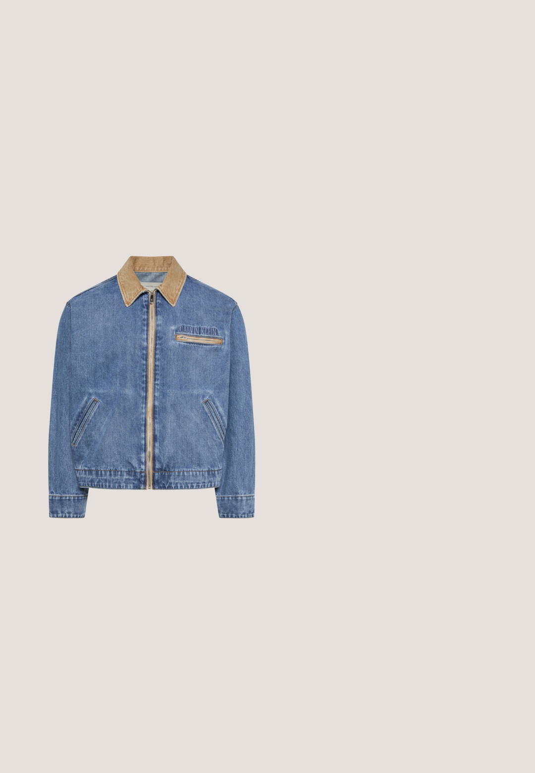 Chaqueta vaquera azul con cuello beige, cremallera frontal, dos bolsillos laterales, bolsillo con cremallera en el pecho y "Calvin Klein" bordado encima del bolsillo del pecho.; Suéter negro de punto con un alto cuello, puños y dobladillo acanalados. Presenta un pequeño parche con el logo en el pecho y detalles en naranja en el interior del cuello.; Camisa polo negra de algodón, con un cierre de tres botones, ribetes en blanco en el cuello y las mangas, y un logo discreto.; Vaqueros de mezclilla oscura con un diseño de pierna recta, que presentan un estilo clásico de cinco bolsillos y un ligero desgaste. Costuras en color contrastante.; Botas Chelsea de ante negro con paneles laterales elásticos, puntera redondeada y suela de goma baja. Cuenta con una lengüeta en la parte posterior para facilitar su puesta.; Bolso bandolera de cuero negro con textura suave, que cuenta con un bolsillo frontal con cremallera, correa ajustable y un diseño cuadrado elegante.