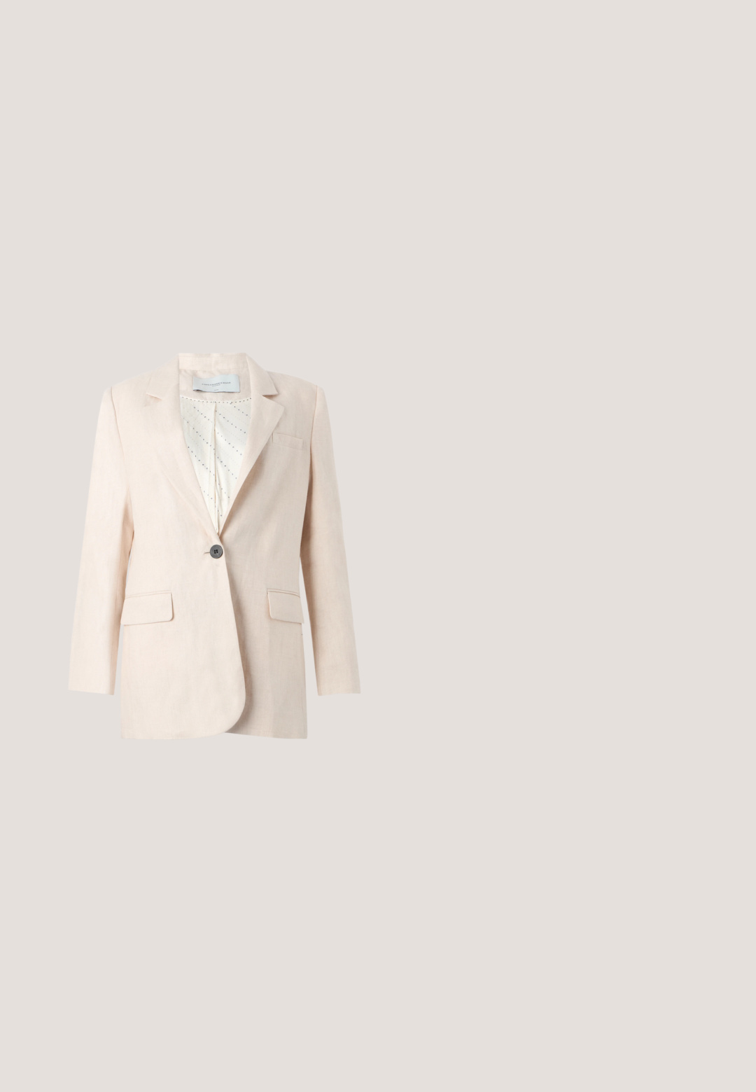 Lichtbeige linnen blazer met een enkele knoop, twee voorzakken en een met patroon afgewerkte binnenvoering. Beschikt over een klassiek revers ontwerp.; Navyblauwe jumpsuit met een aansluitend wit lijfje, wijde broekspijpen en een tailleband. Glad materiaal met een strakke silhoutte en minimalistisch ontwerp.; Beige lage hakpump met een spitse neus en een gladde, glanzende bovenkant. Bevat een subtiele uitsparing langs de voetboog en een slanke, taps toelopende hak.; Slanke metalen zonnebril met vierkante bruine getinte lenzen en dunne pootjes op een lichte ondergrond.; Crèmekleurige leren handtas met een doorgestikt patroon, gouden kettinghengsel en rechthoekige gouden gesp op een effen achtergrond.; Delicate dubbel gelaagde gouden ketting met gelijkmatig verdeelde kleine witte pareltjes op een eenvoudige lichte achtergrond.