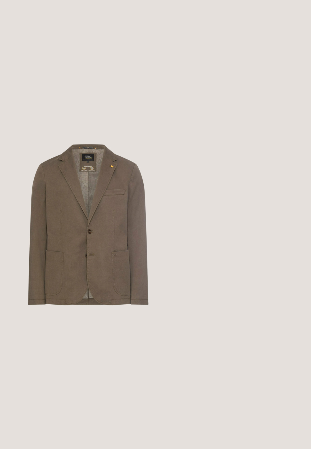 Brauner Herrenblazer mit zwei aufgesetzten Fronttaschen, zwei Knöpfen, Kerb-Revers und innerem Etikett mit der Aufschrift "camel active" sowie Performance-Symbolen.; Weiße Kurzarmbluse aus Leinen mit durchgehender Knopfleiste, weicher Textur und subtilen Glanz. Die Knöpfe sind blassgelb.; Beige Cargohose mit mehreren Taschen, darunter Klappen- und Reißverschlusstaschen, sowie Knopf- und Reißverschluss vorne.; Brauner Ankle-Boot aus Wildleder mit zwei Ösen, niedrigem Absatz und genähter Sohle vor einfachem hellgrauem Hintergrund.; Braune Leder-Umhängetasche mit Klappenverschluss, verstellbarem Stoffriemen, sichtbaren Nähdetails und eingeprägtem Logo auf der Vorderseite.; Brauner Ledergürtel mit silberner rechteckiger Metallschnalle, zusammengerollt mit sichtbaren Nähten und mehreren Verstelllöchern.