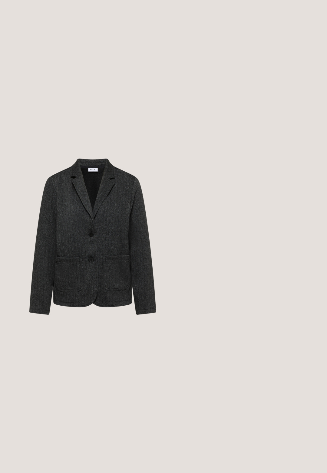 Schwarzer Fischgrätblazer mit Reverskragen, zwei Vordertaschen und einem zwei Knopfverschluss. Strukturierter Stoff mit einer klaren Silhouette.; Schwarzes Poloshirt mit kurzen Ärmeln, ausgestattet mit einem kragenähnlichen Ausschnitt, einer Knopfleiste mit drei Knöpfen, gerippten Bündchen und einem glatten, strukturierten Stoff.; Hellebeine in einem glänzenden, strukturierten grauen Stoff mit hoher Taille und subtilen Glanzpunkten, ausgestattet mit einem schwarzen Taillenbund für zusätzlichen Komfort.; Schwarze Leder-Stiefeletten mit einer spitzen Zehenform, geschwungenen Seitennähten und einem niedrigen Blockabsatz. Verfügt über einen Reißverschluss und eine glatte Textur.; Schwarze, strukturierte Leder-Schultertasche mit Klappverschluss und verstellbarem Riemen, kleines weißes Markenlogo vorne in der Mitte.; Offenes silbernes Manschettenarmband mit fünf glatten, parallelen Bändern, die sich um das Handgelenk legen.
