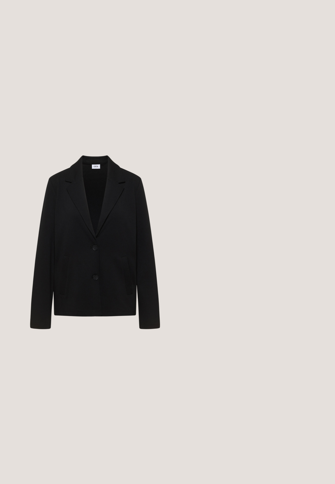 Schwarzer Blazer mit Kerbkragen, zwei vorderen Knöpfen und zwei Seitentaschen, innen am Kragen mit "Cecil" gekennzeichnet.; Schwarzes kurzärmliges Strickoberteil mit geripptem Muster und Rundhalsausschnitt. Es hat eine enganliegende Silhouette und dezente Stickdetails.; Hellgraue weite Hosen mit glatter Textur, ausgestattet mit zwei vorderen Falten, einem Bund und geraden Hosenbeinen.; Caprice Pumps - black nappa; Rindleder-Handtasche in Tan mit zwei oberen Griffen, Reißverschluss, strukturierter Oberfläche und goldfarbenen Hardware-Akzenten. Auf der Vorderseite befindet sich ein Logo.; Goldkette mit feiner Kette und einem kleinen "z" Anhänger. Verfügt über einen Karabinerverschluss und eine verstellbare Länge mit zusätzlichen Gliedern.