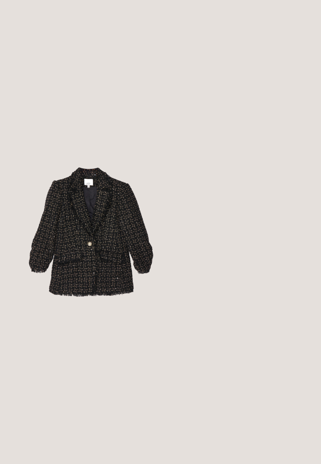 Schwarze Tweed-Blazer mit strukturiertem Muster, Puffärmeln, einem goldenen Knopfverschluss und zwei Vordertaschen. Ausgefranste Kanten.; Weißes Kleidungsstück mit V-Ausschnitt, einem Stoffschleifenband und verstreuten kleinen Perlenverzierungen an den Schultern und im oberen Brustbereich.; Cremefarbener, plissierter Midirock mit schwarzen horizontalen Streifen am Bund und vertikalen schwarzen Streifen am Rockkörper.; Brauner Leder-Brogue Oxford-Schuh mit Flügelspitzen-Details, Perforationen, Schnürsenkeln und niedrigem gestapeltem Absatz auf weißem Hintergrund.; Braune Lederhandtasche mit langem Riemen, kurzen Griffen, die in einem weißen Blumen-Schal gewickelt sind, und kleinem goldenen Bienenemblem auf der Vorderseite.; Keramische Figur eines Kaninchens in einem blauen Outfit neben einem braunen Topf, der mit rosa Blumen gefüllt ist, die grüne Blätter und eine detaillierte Textur aufweisen.