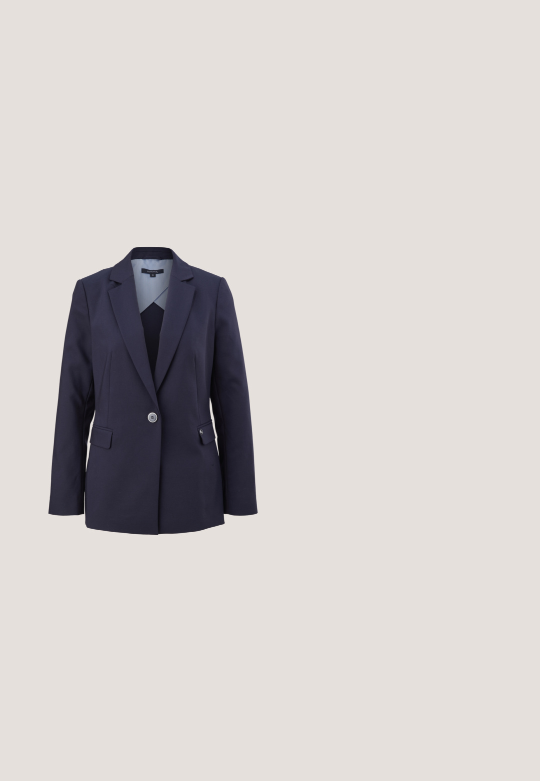 Marineblazer mit strukturiertem Design, Einknopfverschluss, zwei Fronttaschen und kontrastierendem gestreiften Innenfutter. Taillierte Passform.; Cremefarbene ärmellose Strickweste mit grün gestreiftem V-Ausschnitt und einem grün bestickten Logo nahe dem Saum.; Gestreiftes Langarmhemd in Blau und Weiß aus leichtem Baumwollstoff. Mit Kragen, Knopfverschluss und taillierter Silhouette mit umgeschlagenen Ärmeln.; Weißer plissierter Midirock mit beigem Besatz am Saum und passendem Gürtel mit silberner Schnalle an der Taille.; Dunkelbrauner Lederloafer mit Fransen-Detail und goldener Schnalle auf neutralem Hintergrund, Seitenansicht.; Braune Lederhandtasche mit strukturiertem Design, doppelten Obergriffen, abnehmbarem Schultergurt, goldenen Beschlägen und einem kleinen Gepäcketikett.