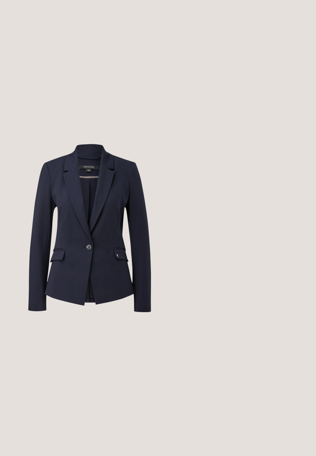 Marineblazer mit langen Ärmeln, leicht strukturiertem Stoff, einreihigem Knopfverschluss und zwei vorderen Taschen, mit einem klassischen Reverskragen.; Strick-Weste ohne Ärmel mit einem rosa V-Ausschnitt, Rautenmuster in Gelb, Weiß und Rosa, versehen mit kontrastierenden schwarzen Linien und einem gerippten Saum.; Beige Faltenrock mit einem taillierten Bund, aus einem glatten Stoff gefertigt. Verfügt über mehrere vertikale Falten und einen geraden Saum.; Dunkelbrauner Lederloafer mit Fransen-Detail und goldener Schnalle auf neutralem Hintergrund, Seitenansicht.; Quadratisches Halstuch mit konzentrischen roten, marineblauen und weißen Streifen und einer kleinen Signatur in einer Ecke.; Braune Lederhandtasche von Michael Kors mit kurzem Henkel, Überschlagverschluss und goldenem MK-Logo-Anhänger vor einfarbig hellem Hintergrund.
