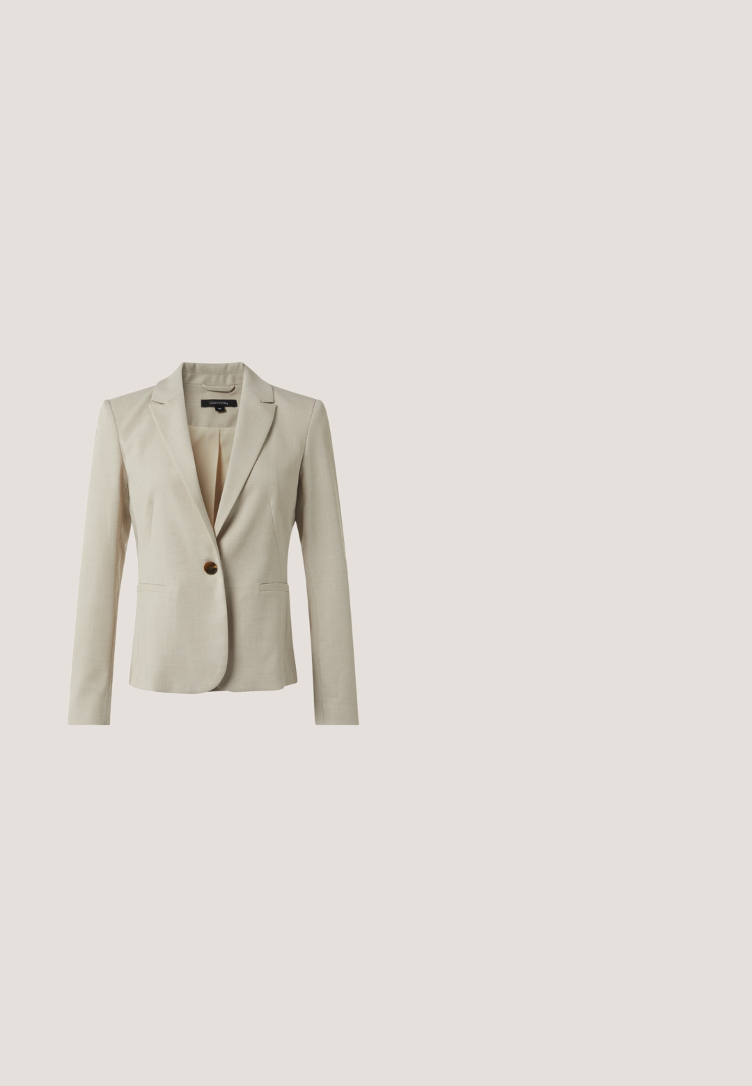Beige blazer gemaakt van gestructureerde stof, met een enkele knoopsluiting, twee voorzakken en een gelapte kraag. Binnenvoering zichtbaar.; Bruine overhemd met lange mouwen en knopen, voorzien van een spitse kraag en manchetten, op een eenvoudige witte achtergrond weergegeven.; Beige eersteklas geklede broek met een rechte pijp, voorzien van een geplooide voorkant, riemlussen en subtiele stikdetails. Gladde, lichte stof.; Lichtbruine leren loafers met een goudkleurige hardware-accent, platte zool en gestikte details langs de zijkanten. Zachte textuur.; Beige leren tote met twee lange handvatten en een klein klepje met gouden rechthoekige draaivergrendeling.; Goudkleurige ketting met een delicate gedraaide ontwerp, met een hartvormige hanger in het midden.