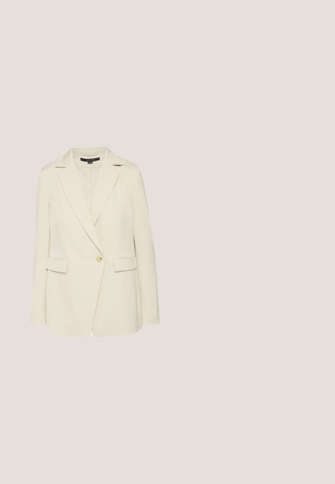 Blazer beige avec un seul bouton doré, revers en notch, et deux poches avant. Tissu lisse avec une coupe ajustée et un ourlet droit.; Débardeur beige clair avec un col rond et de larges bretelles. Fabriqué en tissu côtelé, il présente un design simple et sans couture.; Shorts de couleur crème en tissu texturé, avec une taille haute et une coupe droite, sans poches ni embellissements visibles.; Sandale plate beige avec deux larges brides croisées sur le pied, ornée d'une boucle rectangulaire dorée sur la bride supérieure.; Sac fourre-tout tissé beige en matériau synthétique, avec deux poignées supérieures, un logo triangulaire et un bord lisse contrastant.; Bracelet ajustable ton or avec un pendentif trèfle à quatre feuilles sur une fine chaîne et une fermeture cordon beige avec de petites perles dorées.