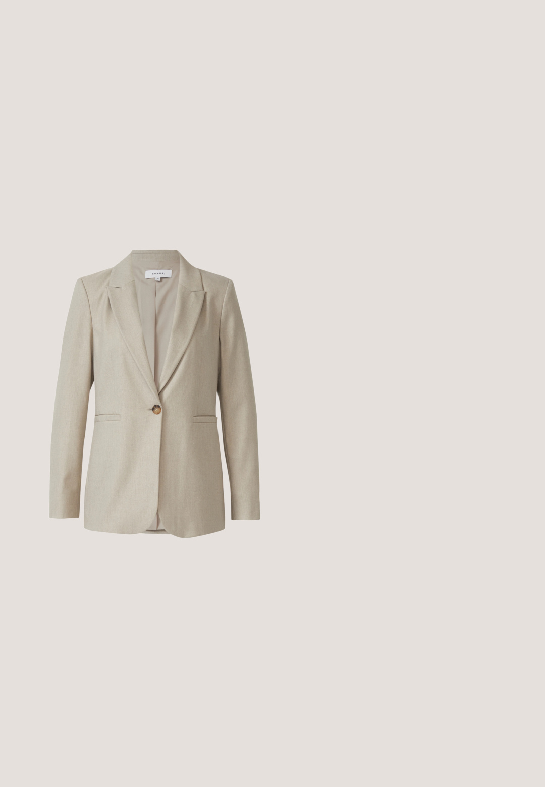 Blazer beige ajusté, avec revers à cran, fermeture à un bouton, deux poches avant, coupe ajustée, fabriqué à partir d'un tissu texturé.; Haut beige drapé à manches longues, design à col drapé et texture douce et lisse. Maintenu à la taille avec des détails froncés subtils.; Pantalon gris à jambes larges avec plis à l'avant, passants de ceinture, poches latérales et taille haute, présenté sur un fond blanc.; Mocassins en cuir suédé tan avec un talon plat, un bout arrondi et une sangle cousue sur le devant pour une finition raffinée.; Sac à main en cuir beige avec surface texturée, double poignée noire et beige, bandoulière réglable et petit logo de marque doré sur le devant.; Collier doré avec une chaîne fine et un pendentif circulaire lisse, présentant un design minimaliste et une longueur ajustable.