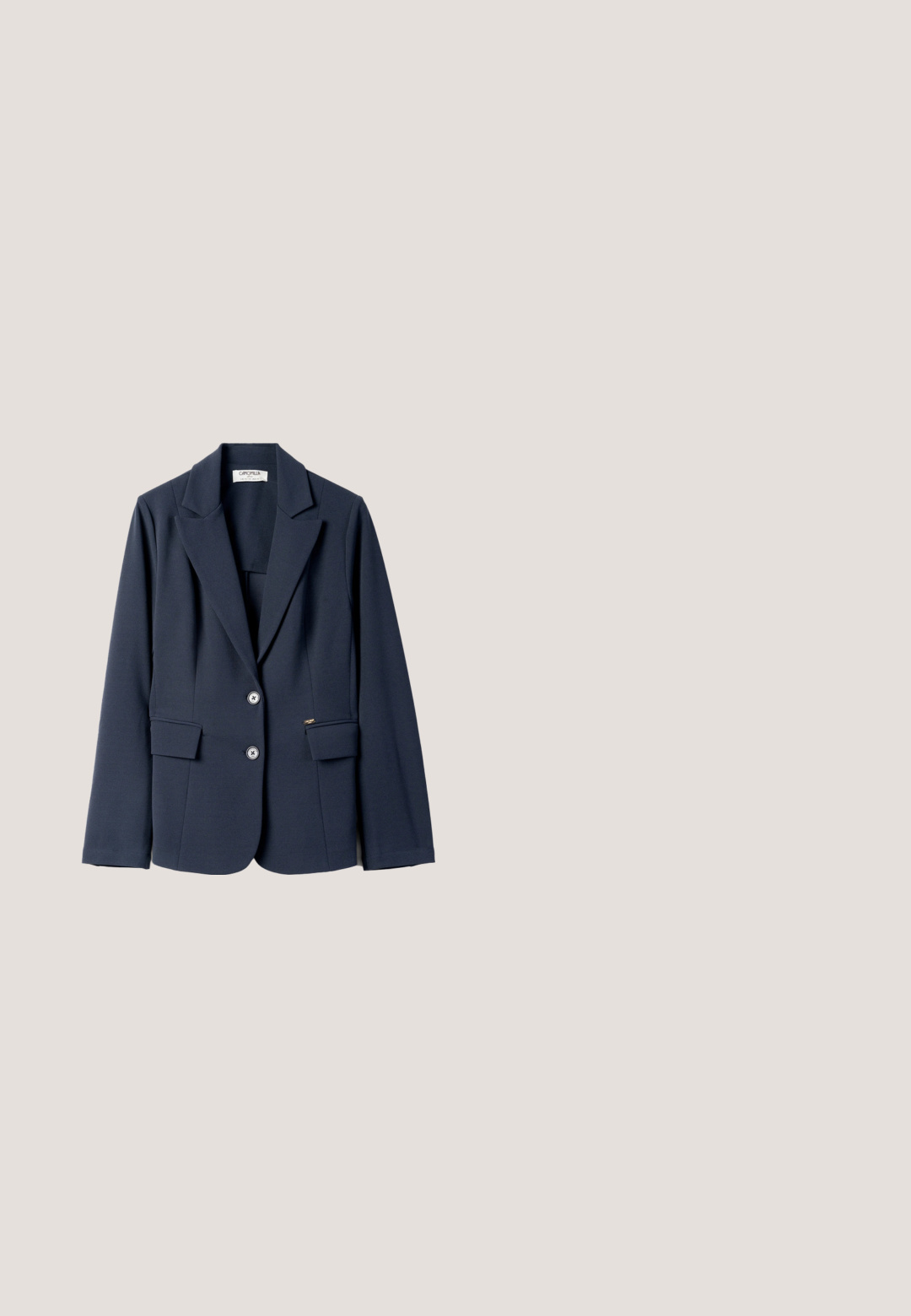 Camomilla Italia GISELLEI - Blazer - blue plain; Marineblaues T-Shirt mit kurzen Ärmeln und V-Ausschnitt in entspannter Passform, flach auf weißem Hintergrund dargestellt.; Schwarze, knöchellange Leggings aus glattem, elastischem Material. Sie haben einen breiten, flachen Bund und keine sichtbaren Nähte oder Verzierungen.; Navyfarbene Lederschlüpfschuh mit strukturiertem Finish, ausgestattet mit einer dekorativen Kettenakzent an der Front und einer flachen Gummisohle.; Schwarze rechteckige Lederhandtasche mit doppelten Griffen und kleinem goldfarbenem Metalllogo, zentriert unter den Griffen.; Ohrringe aus Sterlingsilber mit einem gedrehten Design, das glatte und glänzende Oberflächen aufweist. Keine sichtbaren Muster oder Akzente.