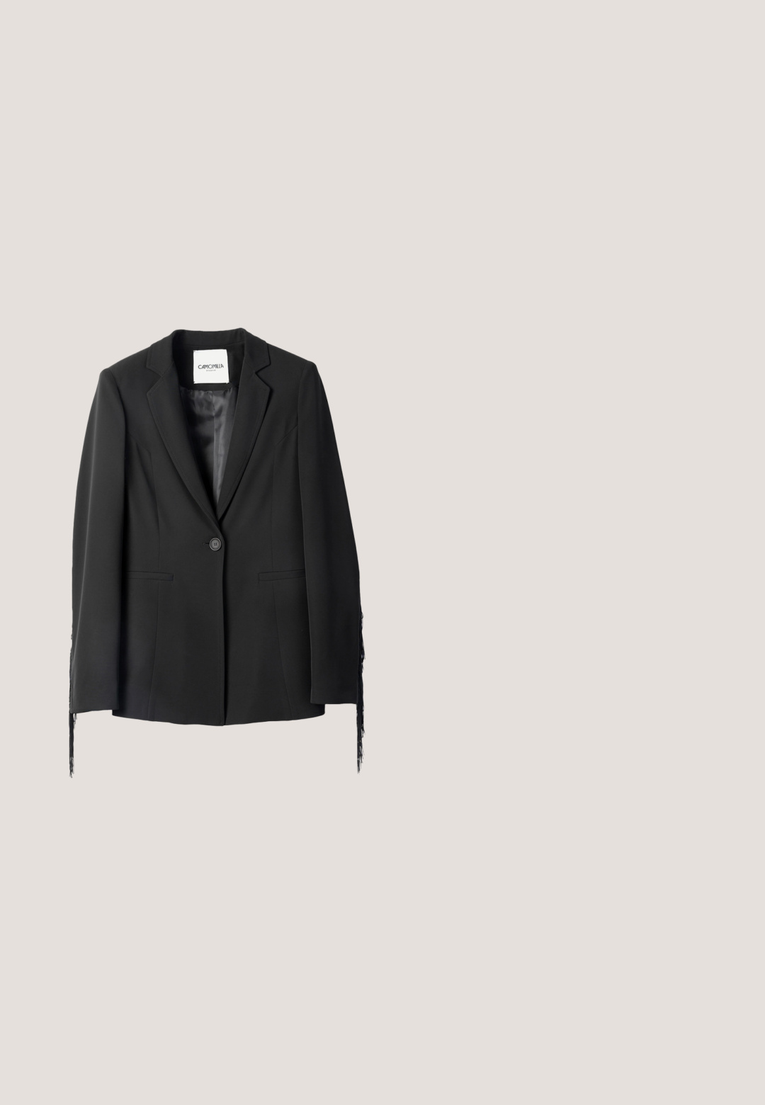 Camomilla Italia Blazer - black plain; Sort langærmet bodystocking med indpakningsdesign, lavet af glat stof. Har en dyb udskæring og tætsiddende silhuet.; Sort højhælet sandal med et slankt design, satinremme, åben tå og en dekorativ sløjfedetalje foran. Indersålen er beige.; Sorte rektangulære solbriller med mørke linser og gyldne detaljer på stængerne mod en ensartet lys baggrund.; Sort læderhåndtaske med tekstureret overflade, med en guld kædestrop og guldfarvet lås i oval form.; Guldkæde med sammenlåsende led, prydet med fem hjerteformede charms, hvoraf to er gravéret med "GUESS" og den ene har rhinsten.