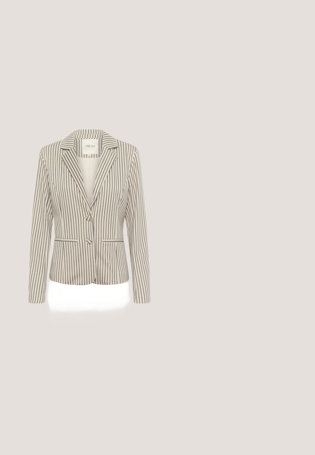 Cream CRANETT - Blazer - acient scroll black pinstrip; Suéter beige de manga corta con cuello redondo, textura acanalada y corte relajado. El material parece suave y ligero, con un acabado liso.; Pantalones beige de corte cónico con una textura suave, que cuentan con cierre de botón, trabillas para cinturón y dos bolsillos laterales verticales.; Sandalia tipo slide de cuero beige con parte superior texturizada, puntera abierta y tacón bajo de bloque. La suela tiene un delgado detalle negro a lo largo del borde.; Bolso de cuero color crema con asa torcida, correa ajustable para el hombro, cremalleras laterales con borlas y logo dorado "LIU JO" en el frente.; Pendientes de lágrima dorados con un acabado pulido. Presentan una forma alargada y elegante, que se estrecha hacia un extremo puntiagudo. Con cierre de tipo poste seguro.