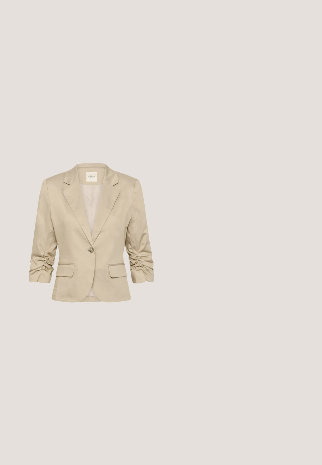 Cremefarvet dameblazer med rynkede trekvartærmer, en enkelt knap foran, reverskrave og to forlommer med klap.; Beige ribbet tank top med vandrette hvide striber, firkantet udskæring og brede skulderstropper. Mærket siger "KAFFE." Blød tekstur.; Beige brede benbukser med en glat tekstur, der har subtile hvide lodrette striber, en elastisk talje og en lige pasform.; Lysebrune hælede sandaler med to slanke stropper og en firkantet blokhæle. Glat materiale med minimalistisk design og en lille guldbeslag detalje.; Rektangulært cremefarvet håndtaske med to korte håndtag og en justerbar skulderrem, med en subtil lodret struktur på overfladen.; Øreringe i guldtonet metal med et snoet, åbent cirkeldesign. Glat, reflekterende overflade med en poleret finish. Med stiklukning.