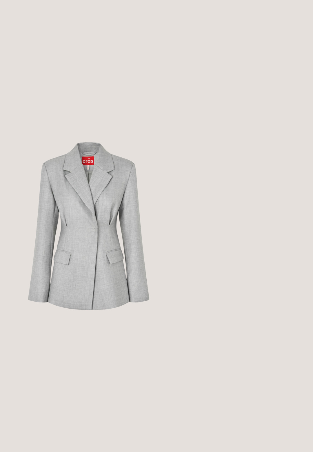 Lichtgrijze op maat gemaakte blazer met ingesneden revers, twee klepzakken aan de voorkant en een enkele knoopsluiting, met het label "crās" aan de binnenkant van de kraag.; Grijs geribbeld T-shirt met korte mouwen en een ronde hals. De stof is zacht en iets rekbaar. Het label zegt "ICHI."; Lichtgrijze uitlopende broek van een gladde stof, met een aansluitende taille en zijzakken, voorzien van een persnaad aan de voorkant voor extra structuur.; Grijze enkellaarzen gemaakt van zacht suède, met een dikke, gestructureerde zool en een minimalistisch design met zichtbare stiksels.; Taupekleurige leren handtas met een enkele bovenste handgreep, gouden sluiting en kleine gouden pootjes, rechthoekige vorm met gestructureerde zijkanten.; Zilveren armband met vijf cirkelvormige transparante edelsteenvormen, bevestigd met een karabijnsluiting en verstelbare lengte.