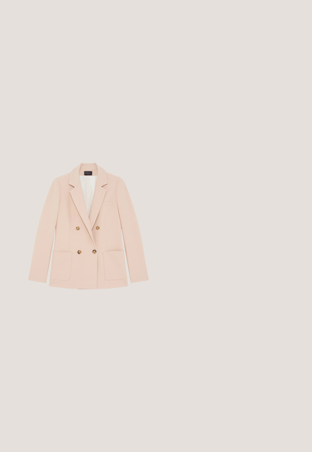 Doppelt geknöpfter Blazer aus weichem rosa Stoff mit goldenen Knöpfen, zwei vorderen Taschen, Reverskragen und leicht strukturiertem Material.; Ärmelloses cremefarbenes Top mit geripptem Muster und Rundhalsausschnitt. Der Stoff wirkt weich, hat eine figurbetonte Form und keine sichtbaren Muster oder Akzente.; Weißes Leinen-Hosen mit weitem Bein, glatter Textur und hohem Taillendesign. Besitzt eine einfache und klare Silhouette ohne Verzierungen.; Braune flache Sandale mit einem breiten Riemen und einem dünnen Zehenstegriemen mit Knoten oben, vor einem schlichten hellgrauen Hintergrund.; Beigefarbene, strukturierte Leder-Umhängetasche mit goldfarbener Kette und Klappverschluss, kompakte rechteckige Form, Michael Kors-Logo auf der Vorderseite.; Goldkette-Armband mit einem zentralen runden Anhänger, besetzt mit klaren Kristallen, und sechs kleinen, mit Kristallen verzierten, hängenden Perlen, Verschluss mit Karabinerverschluss.