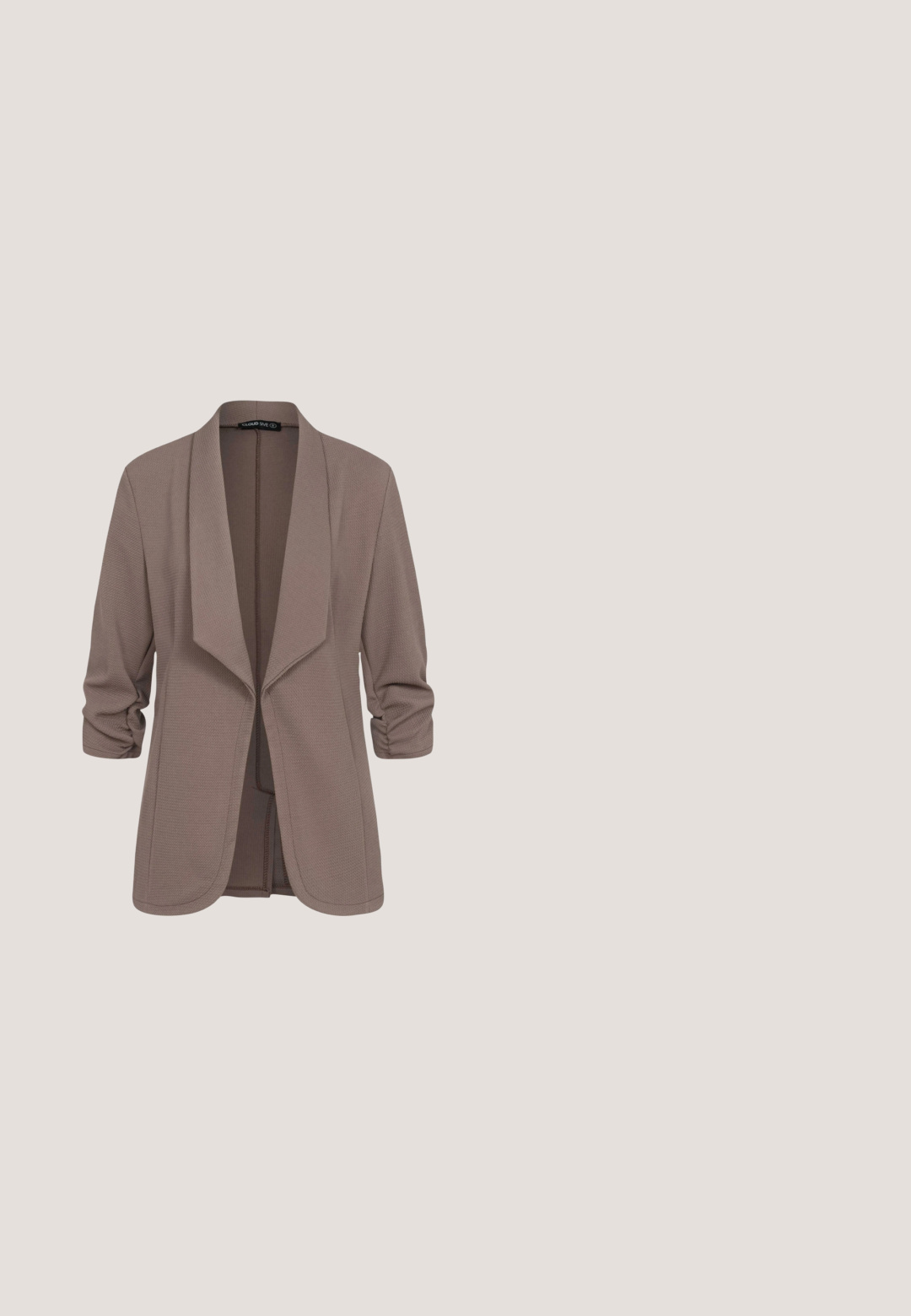 Cloud 5ive MIT GERAFFTEN 3/4 ÄRMELN UND STRUKTUR - Neuletakki - brown; Vaalea beige puuvillainen t-paita, jossa on pyöreä kaula-aukko, lyhyet hihat ja normaali istuvuus. Sileä tekstuuri ja minimalistinen muotoilu ilman kuvioita tai korostuksia.; Vaaleansiniset denimiin levenevät farkut korkealla vyötäröllä, joissa on klassinen napitus, viisi taskua ja haalistunut pesu, joka luo liukuväriefektin.; Beigen värinen mokkainen matalavartinen lenkkari, jossa ruskea kumipohja, samansävyiset nauhat ja pieni kultainen "RLL" logo sivussa.; Vaalea nahkainen olkalaukku, jossa on tekstuuri, vetoketjukiinnitys, säädettävä hihna ja painettu "JOOP! JEANS"-logo edessä.; Ruusu kultainen kaulaketju, jossa on kaksi toisiinsa kietoutunutta rengasta, joista yksi on koristeltu kirkkailla kivillä, sekä herkkä ketju säädettävällä lukolla.