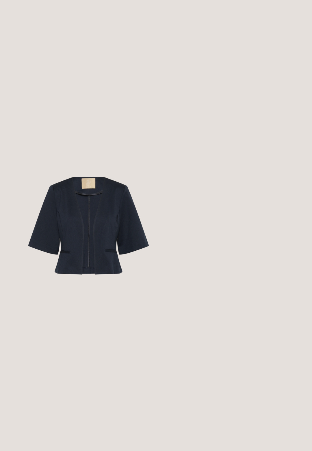 Blazer de manga corta en color azul marino, elaborado con una tela suave y con un diseño ajustado. Presenta un frente abierto y dos bolsillos frontales con acentos en negro.; Camiseta sin mangas de canalé en azul marino con cuello redondo y corte ajustado. Presenta una textura suave y sin hardware o patrones visibles.; Pantalones cortos azul marino hasta la rodilla con cintura alta y dos filas verticales de tres botones plateados en los lados frontales.; Zapato de salón azul con textura, puntera puntiaguda, correa con hebilla y tacón curvado de altura media sobre fondo blanco.; Bolsa tote crema con rayas verticales azul marino y dos correas para los hombros, hecha de tejido tejido.; Pendientes de aro dorados con formas de media luna irregulares llenas de esmalte azul oscuro brillante, exhibidos sobre un fondo blanco.