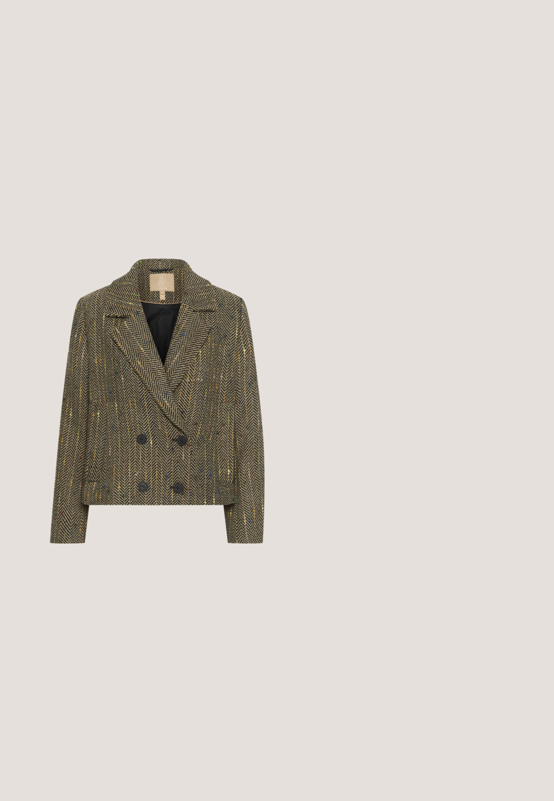 Dubbelzijdig herringbone jasje in bruin met meerkleurige vlekken. Heeft brede revers en zwarte knopen. Getextureerde wollen stof.; Metallisch olijfgroen T-shirt met korte mouwen, ronde hals, asymmetrische zoom, gestructureerde stof en subtiele glansaccenten.; Hoge taille straight-leg bruine fluwelen broek met een verborgen sluiting aan de voorkant en een op maat gemaakte tailleband.; Leren enkellaarsjes met panterprint, gemaakt van suède, met een spitse neus, naaldhak en twee decoratieve zwarte banden met versieringen.; Bruine suède handtas met zwarte franjes aan de onderkant, een enkele zwarte handgreep en een centrale gele riem met slangenhuidmotief en studs.; Gouden ring in hartvorm, versierd met kleine ronde edelstenen in amber, bruin en grijs, met een gepolijst en reflecterend metalen oppervlak.