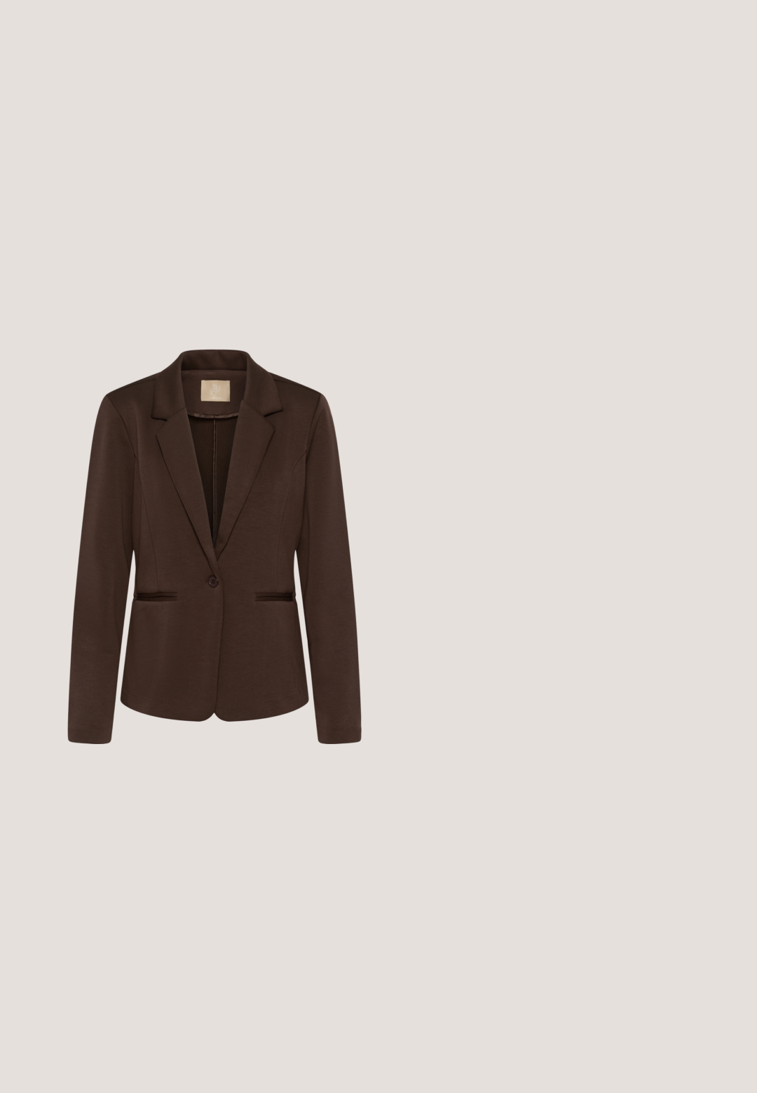 Donkerbruine blazer met één knoop, met ingesneden revers en twee voorzakken, getoond op een witte achtergrond.; Korte mouwen bruine gebreide trui met ronde hals en geribde boorden aan de mouwen, zoom en hals, getoond op een effen witte achtergrond.; Donkerbruine rechte broek met riemlussen, ritssluiting aan de voorkant en een strak ontwerp tegen een witte achtergrond.; Zwarte platte schoen met een taps toelopende neus, gemaakt van soepel materiaal, met een zijgespsluiting en een slanke, lage zool.; Donkerbruine leren mini-handtas met gouden sluiting, kettinghengsel, bovenhandvat en het in goud geperste Lancaster Paris-logo.; Gouden hoepeloorbellen, met een slanke, langgerekte vorm en een gepolijste afwerking, voorzien van een veilige sluiting.