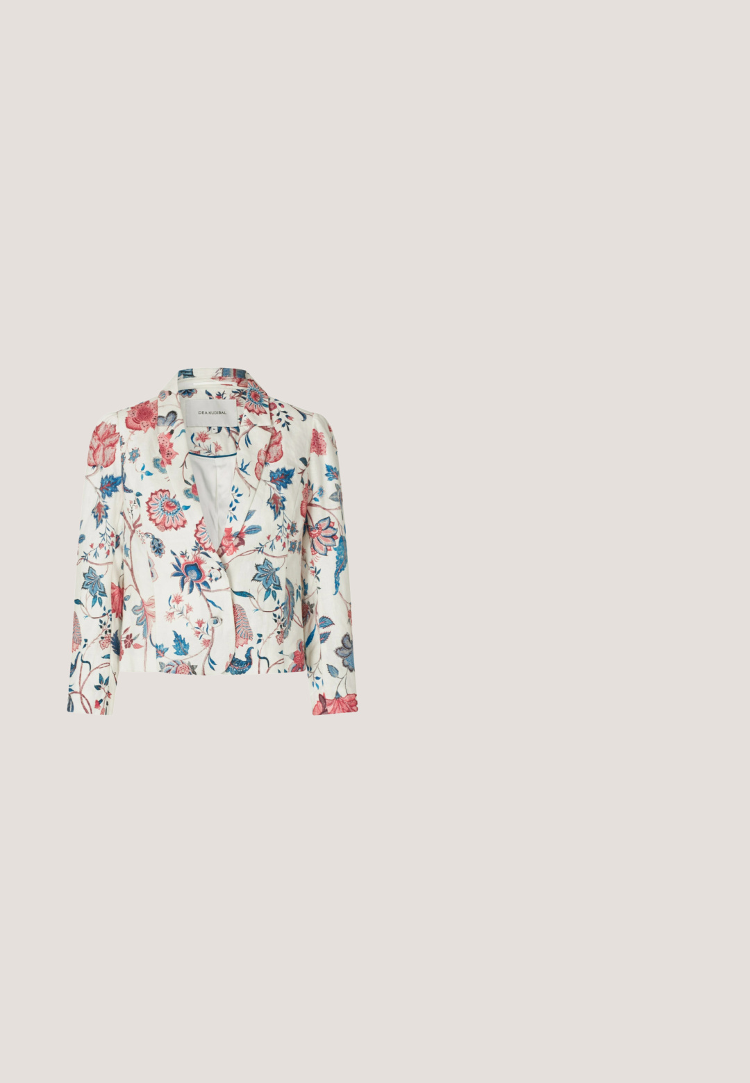 Weißer, kurz geschnittener Blazer mit langen Ärmeln, verziert mit roten, pinken und blauen Blumenmustern und einem Reverskragen.; Rosa ärmelloses Camisole-Top mit dünnen Trägern und großen weißen Blumenmustern auf einfarbigem Hintergrund.; Baumwollschlafanzughose mit einem hellbeigen Hintergrund, der ein rotes Toile-Muster zeigt, das ländliche Szenen darstellt. Elastischer Taillenbund und kontrastierender Saum.; Rosa gewebte Sandalen mit Knöchelriemen und großen Blumenverzierungen liegen auf einem grünen Drahtstuhl in der Nähe eines Pools.; Gestreifte gewebte Handtasche in Pink- und Weißtönen, mit gefransten Kanten und goldenen Akzenten. Rechteckige Form mit Klappenverschluss und verstellbarem Tragegurt.; Zarter Goldkettenarmband mit kleinen weißen Perlen und zarten hellrosa Schmetterlingsanhängern, ausgestattet mit einem Karabinerverschluss und verstellbarer Kettenlänge.