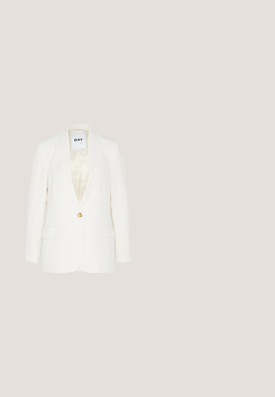 Witte blazer met een enkele gouden knop, scherpe revers, twee voorzakken en een satijnen binnenkant. Eenvoudig, op maat gemaakt ontwerp.; Lichtbeige coltrui met lange mouwen, voorzien van een horizontaal streepjespatroon en geribbelde textuur. Gemaakt van een zachte gebreide stof.; Beige corduroy wijde broek met een trekkoord in de taille, met ribbeltextuur en een relaxte pasvorm. Geen zichtbare zakken of hardwaredetails.; Witte enkelboots met een zachte, gestructureerde afwerking, voorzien van een robuuste rubberen zool en een sculpturale vorm voor een modern ontwerp.; Crème leren schoudertas met een halve maan vorm, dunne schouderband en subtiele stiksels. Minimalistisch ontwerp met gouden hardware accenten.; Zilveren hoepel oorbellen met een minimalistisch ontwerp. Cirkelvormig, gladde textuur en dun profiel. Lichtgewicht met een gepolijste afwerking.
