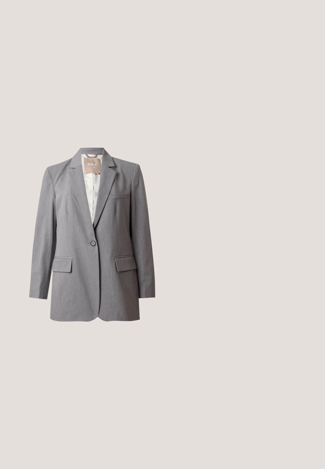Blazer gris claro a medida con un solo botón, solapas con muesca y bolsillos con solapa, presentado sobre un fondo blanco liso.; AERON ABIGAIL SHIRT - Blusa - silver; Pantalones de pierna ancha en gris claro, hechos de una tela texturizada, que presentan dos pliegues frontales y dos bolsillos laterales. Diseño limpio y a medida.; Mocasines de cuero negro con puntera redondeada, detalles de costuras elevadas y un tacón bajo apilado. Textura suave con un brillo sutil.; Bolso tote de cuero negro con asas largas y neceser negro a juego con cremallera, ambos con pequeños logotipos dorados en relieve de "Maison Kitsuné Paris".; Cinturón de cuero negro con textura lisa, hebilla rectangular dorada y varios orificios para ajustar la talla. Diseño clásico con detalles mínimos.